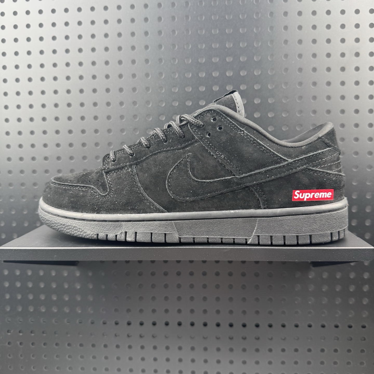 💰240
✅NIKE DUNK SB LOW 全新配色  supreme联名
定制Dunk SB顾名思义，具有经典的Dunk血缘，又注入了更多的时尚元素。相较于普通的Dunk滑板鞋，改良版的Dunk SB加厚了鞋舌的填充，使舒适性大大提升，同时也更方便穿脱；中底部分则加入了脚感柔软舒适Zoom Air气垫，有效吸收滑板等极限运动在落地时带来的冲击力，为街头运动者们提供更好的保护  
货号：SD8888 004
尺码：36 36.5 37.5 38 38.5 39 40 40.5 41 42 42.5 43 44 45（32）