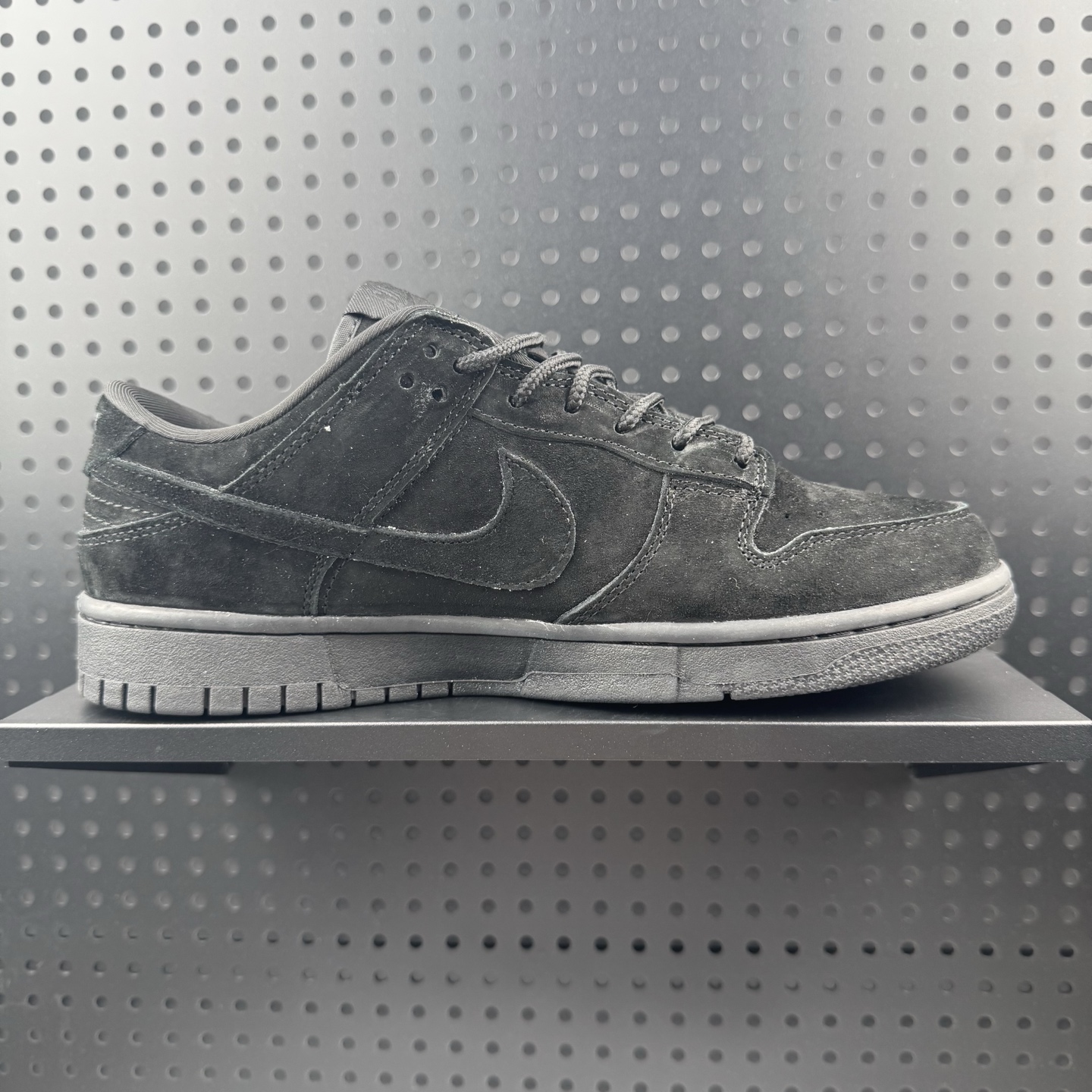 💰240
✅NIKE DUNK SB LOW 全新配色  supreme联名
定制Dunk SB顾名思义，具有经典的Dunk血缘，又注入了更多的时尚元素。相较于普通的Dunk滑板鞋，改良版的Dunk SB加厚了鞋舌的填充，使舒适性大大提升，同时也更方便穿脱；中底部分则加入了脚感柔软舒适Zoom Air气垫，有效吸收滑板等极限运动在落地时带来的冲击力，为街头运动者们提供更好的保护  
货号：SD8888 004
尺码：36 36.5 37.5 38 38.5 39 40 40.5 41 42 42.5 43 44 45（32）