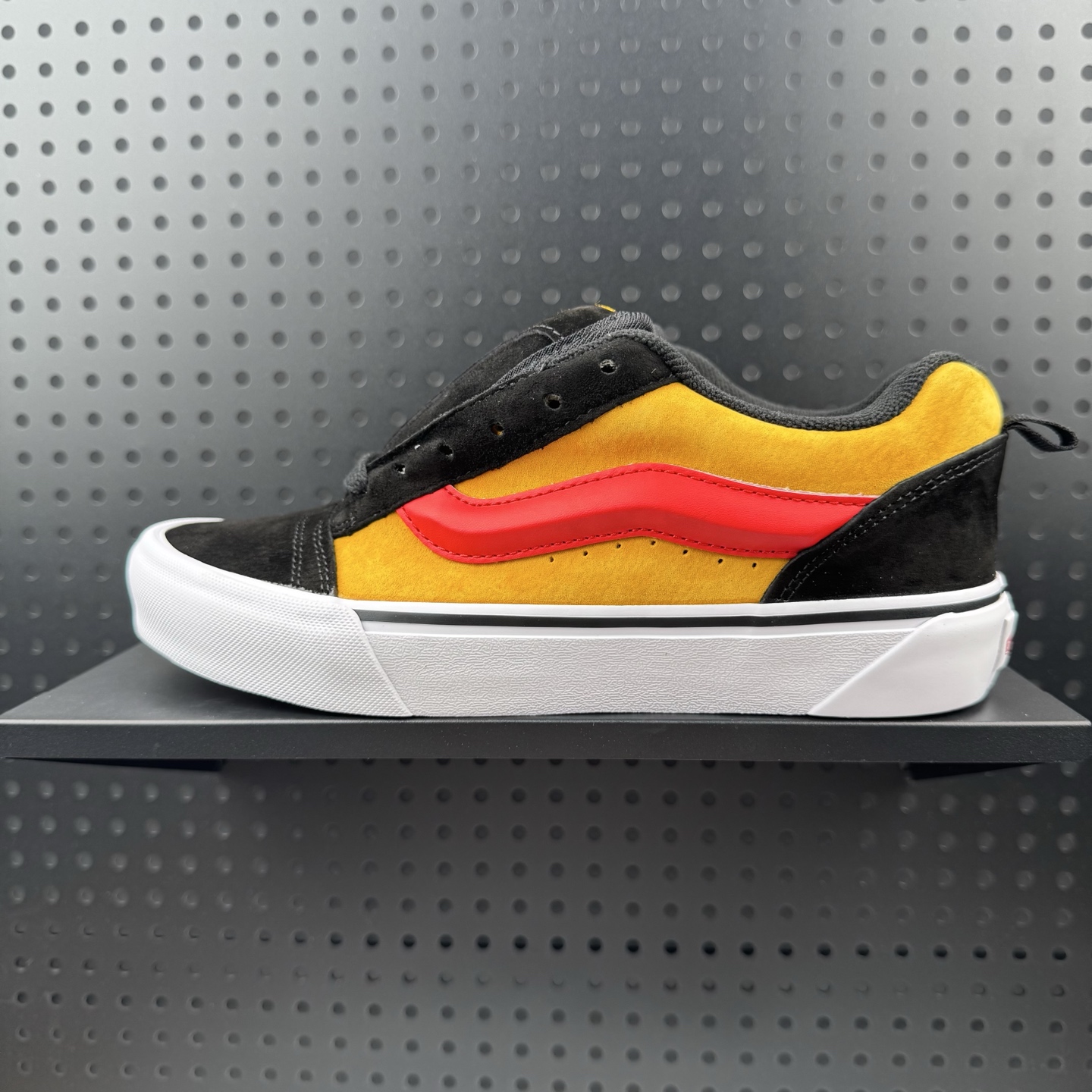 💰110
✅Vans Knu Skool 万斯低帮休闲滑板鞋 
货号：VN000CS0END
码数：35 36 36.5 37 38 38.5 39 40 40.5 41 42 42.5 43 44（07）