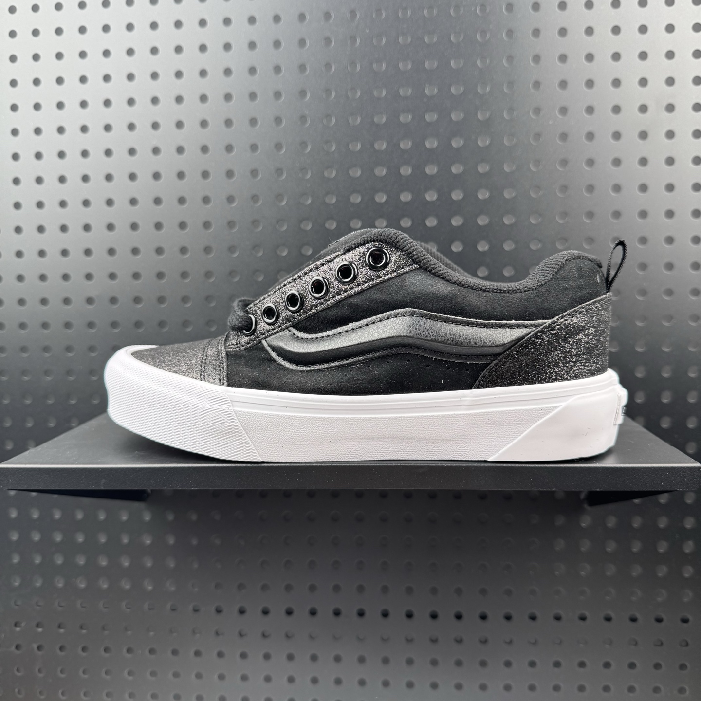 💰110
✅Vans Knu Skool 百搭休闲防滑减震低帮 板鞋男女同款
颜色：vans面包黑色格力特
货号：VN000VB4CJK
尺码：35 36 36.5 37 38 38.5 39 40 40.5 41 42 42.5 43 44（07）