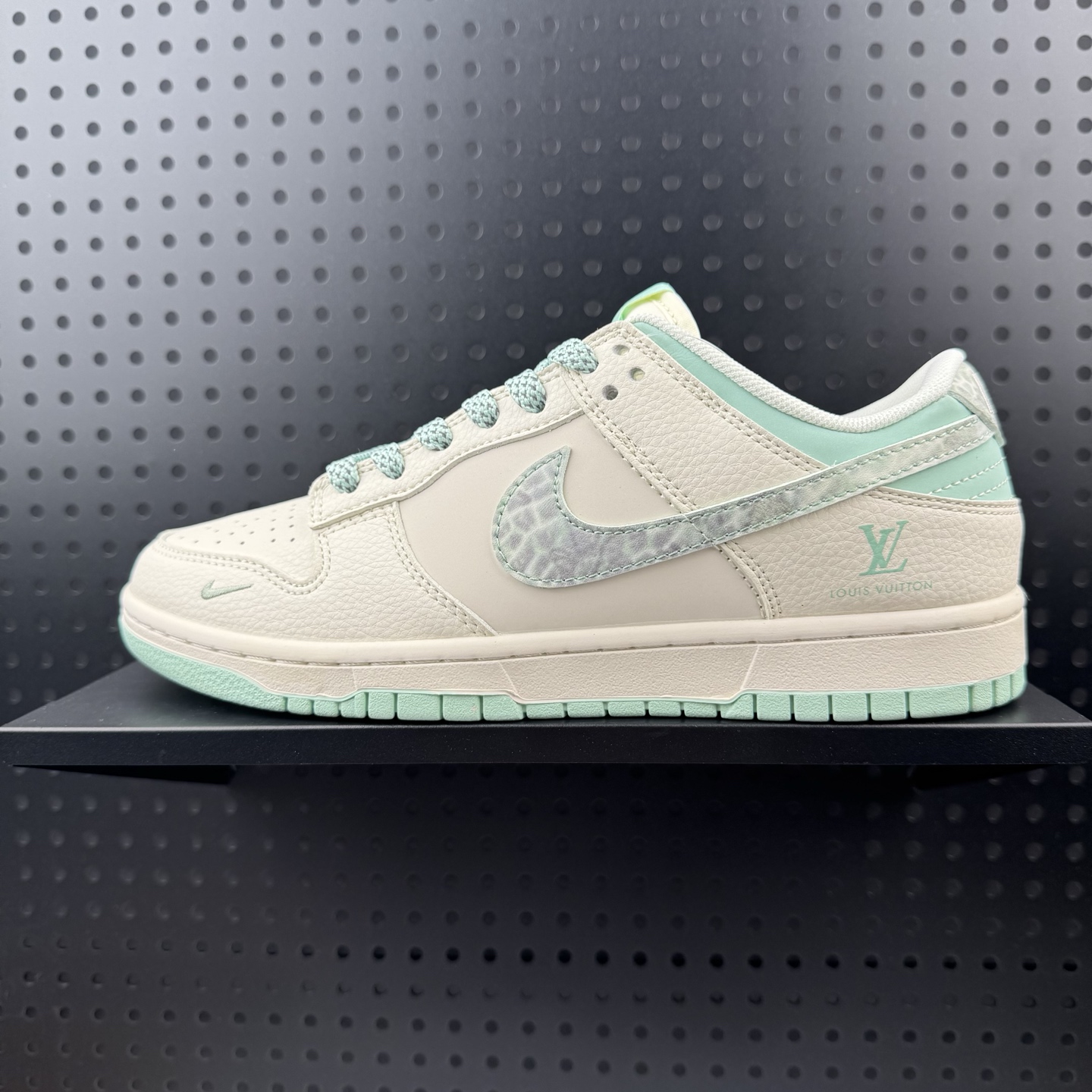 💰240
✅Nike Dunk Low Retro ‘DIY高端定制’耐克 低帮休闲运动板鞋
原装头层材料 用料绝不含糊 独家版型蒸餾加工帶來的是更好的视觉和脚感体验 清洁度 电绣工艺 皮料切割干净无任何毛边 细节完美
货号:XS6089-628
尺码:36 36.5 37.5 38 38.5 39 40 40.5 41 42 42.5 43 44 45(08)