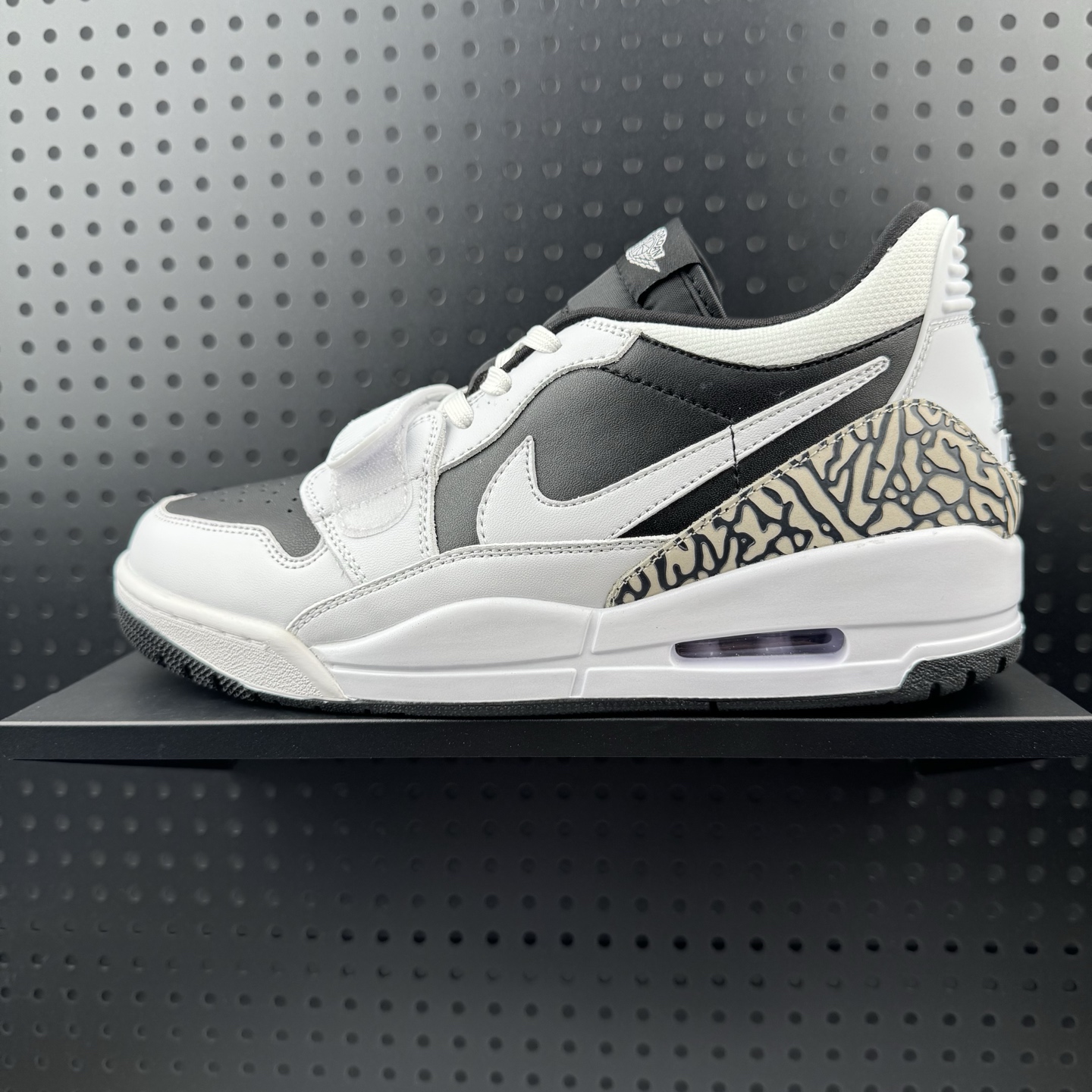 💰155
✅耐克 AJ 乔丹 Air Jordan Legacy 312 低帮运动鞋 AJ312 乔312百搭篮球鞋 酷炫混搭,谁人不爱?Air Jordan Legacy 312 Low 运动鞋将 AJ1、AJ3 和 Nike Air Alpha Force 的经典设计元素巧妙糅合。采用中足固定带、爆裂纹细节等经典元素,旨在致敬迈克尔·乔丹篮球时代。结合优质皮革鞋面和 Nike Air 缓震配置,开启传奇时代。Wings 标志和整体设计借鉴自 AJ1,爆裂纹旨在向 AJ3 致敬,中足固定带设计汲取自 Nike Air Alpha Force,提供出色支撑力,后跟搭载可视 Nike Air 缓震配置,塑就出众外观。
货号:CD7069 111
尺码:36-45(01)