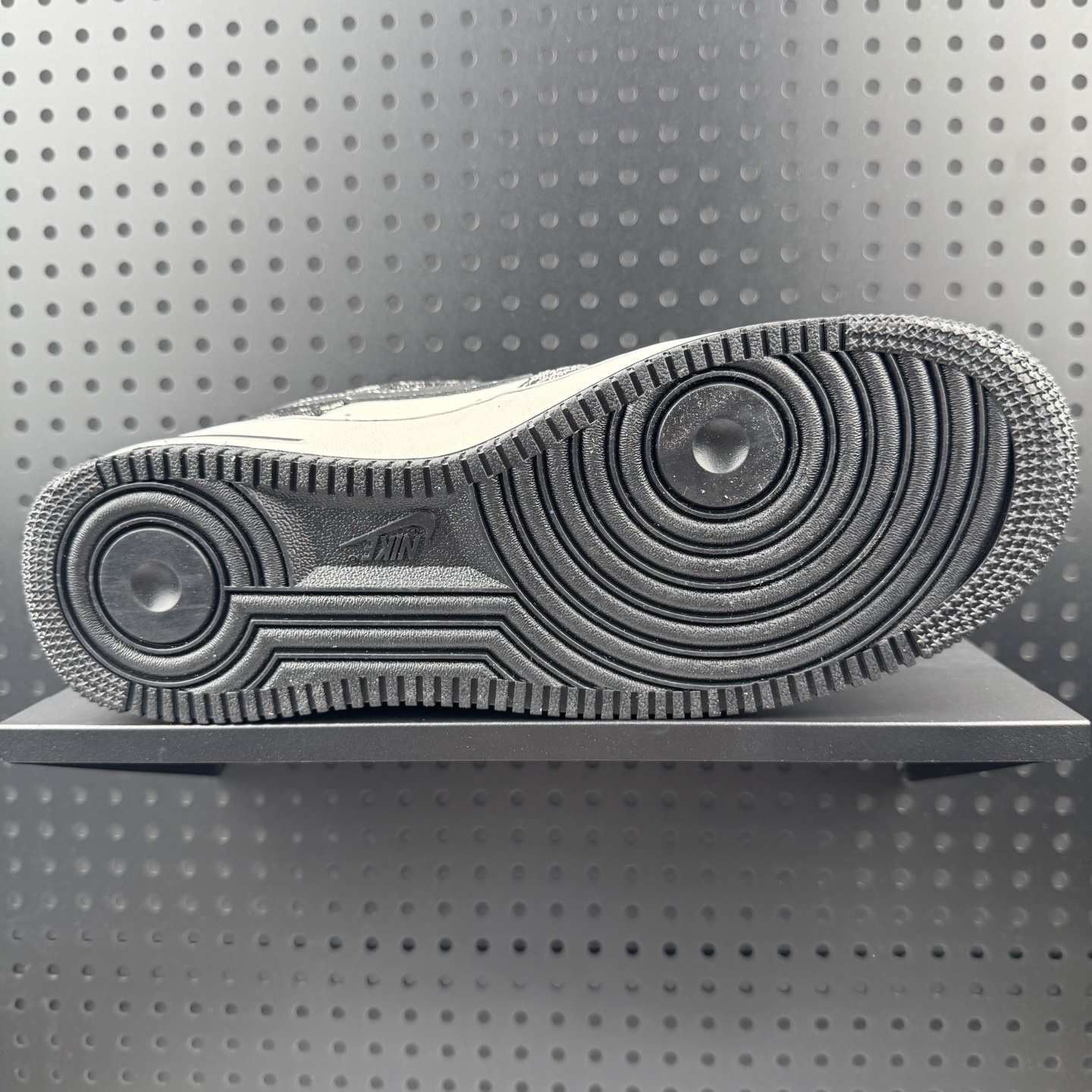 💰220
✅NIke Air Force 1 ‘07 Low “Supreme联名——经典黑满天星”空军一号 低帮 运动鞋 休闲鞋 折边针车 工艺难度大 原楦头原纸板 原装鞋盒 定制五金配件 内置全掌气垫 原厂鞋底 
货号：NH0601-579
Size：36 36.5 37.5 38 38.5 39 40 40.5 41 42 42.5 43 44 44.5 45（32）