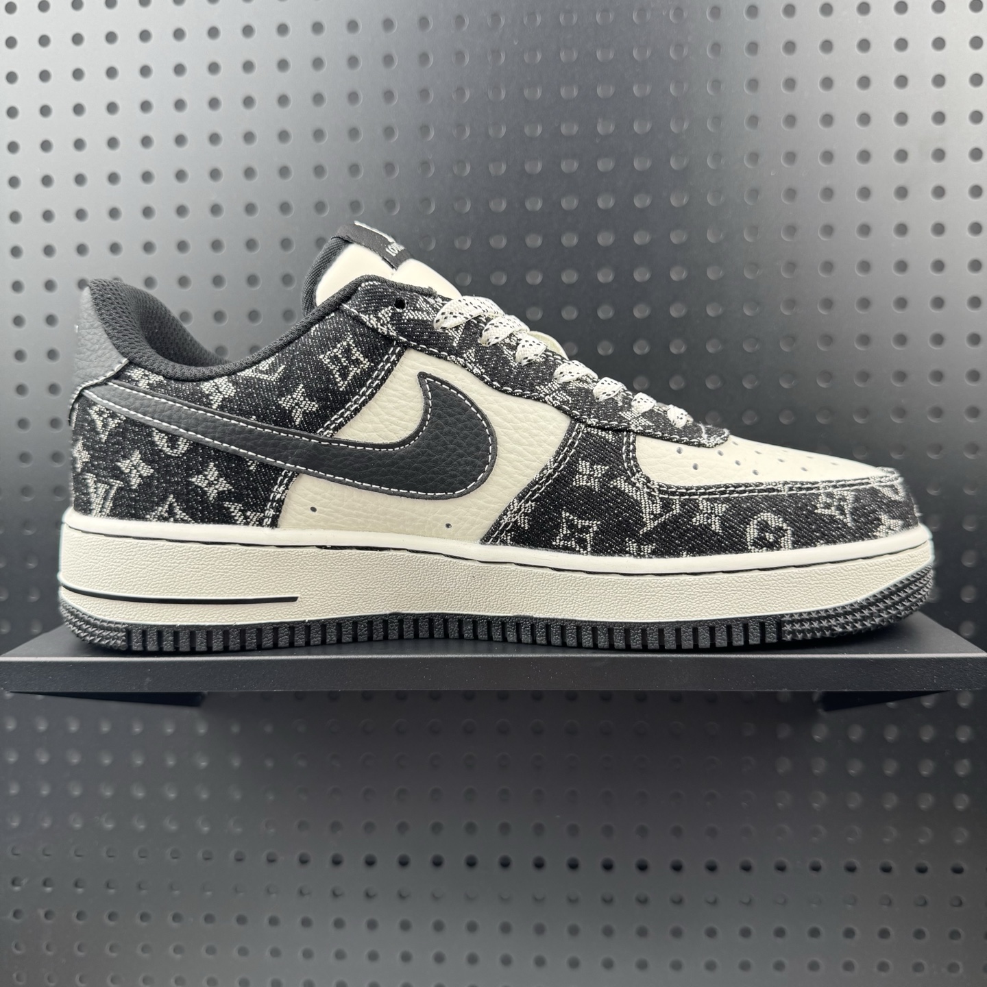 💰220
✅NIke Air Force 1 ‘07 Low “Supreme联名——经典黑满天星”空军一号 低帮 运动鞋 休闲鞋 折边针车 工艺难度大 原楦头原纸板 原装鞋盒 定制五金配件 内置全掌气垫 原厂鞋底 
货号：NH0601-579
Size：36 36.5 37.5 38 38.5 39 40 40.5 41 42 42.5 43 44 44.5 45（32）