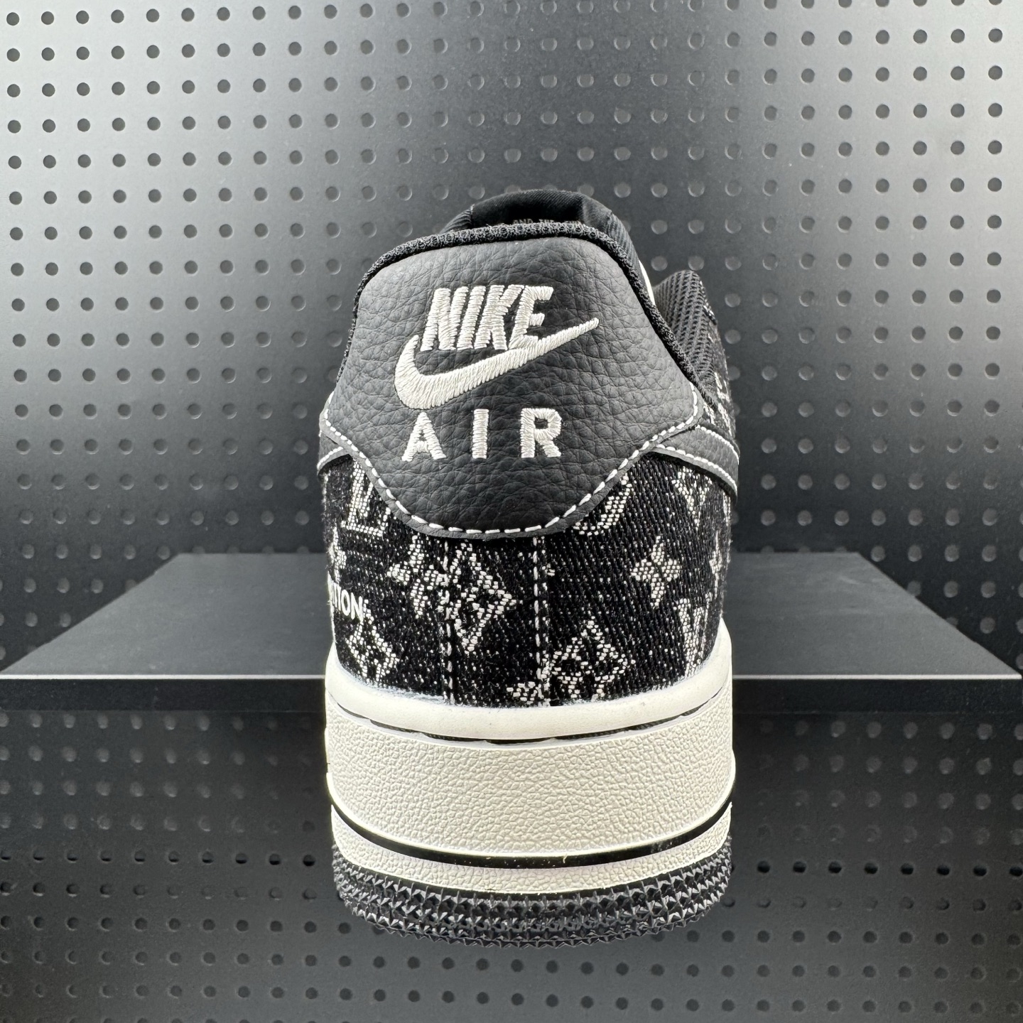 💰220
✅NIke Air Force 1 ‘07 Low “Supreme联名——经典黑满天星”空军一号 低帮 运动鞋 休闲鞋 折边针车 工艺难度大 原楦头原纸板 原装鞋盒 定制五金配件 内置全掌气垫 原厂鞋底 
货号：NH0601-579
Size：36 36.5 37.5 38 38.5 39 40 40.5 41 42 42.5 43 44 44.5 45（32）