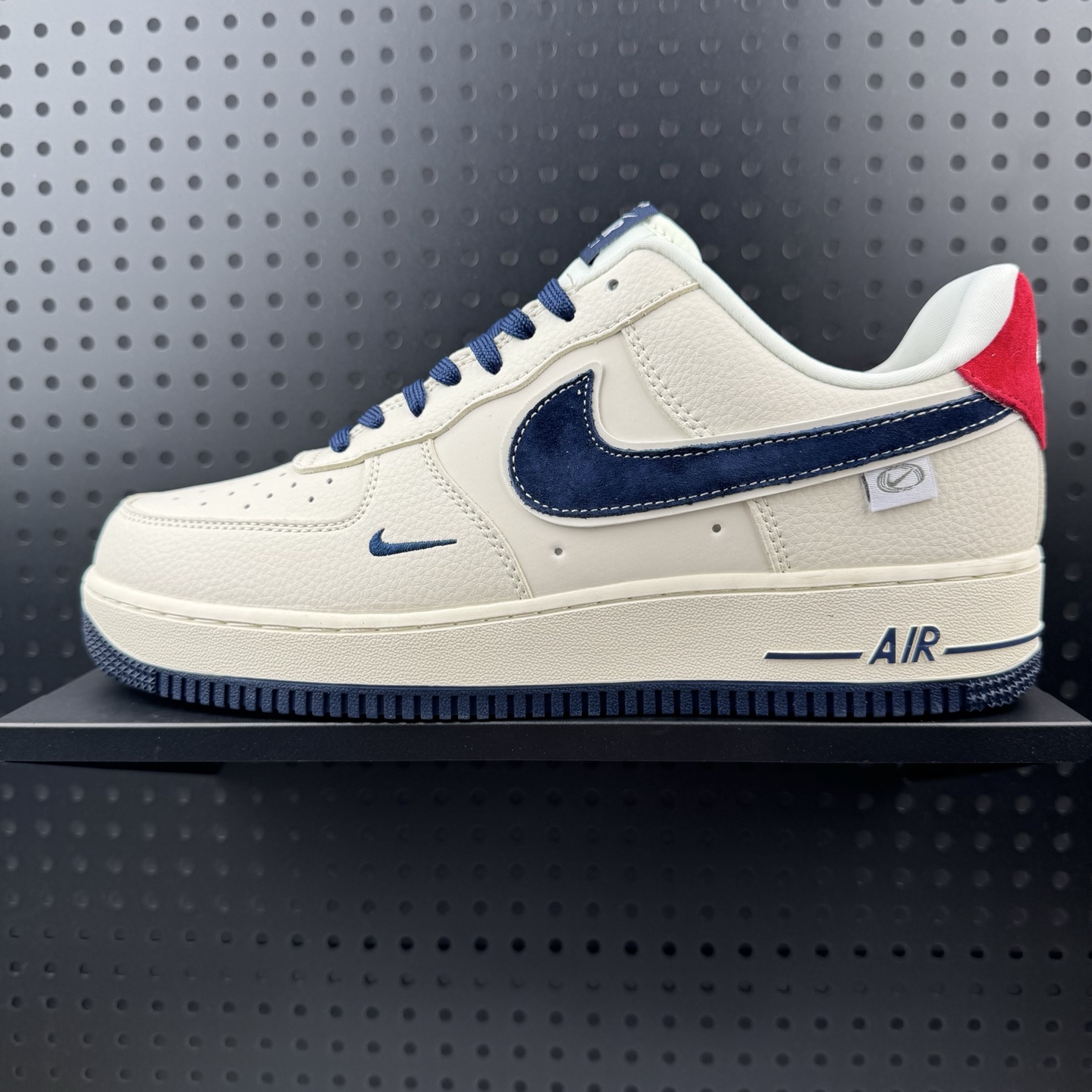 💰220
✅NIKE AIR FORCE 1‘07 LV8
原楦头原纸板 打造纯正低帮空军版型
专注外贸渠道 全掌内置蜂窝气垫 
原盒配件 原厂中底钢印、拉帮完美 
货号:DD1982-326
Size:36 36.5 37.5 38 38.5 39 40 40.5 41 42 42.5 43 44 45（32）