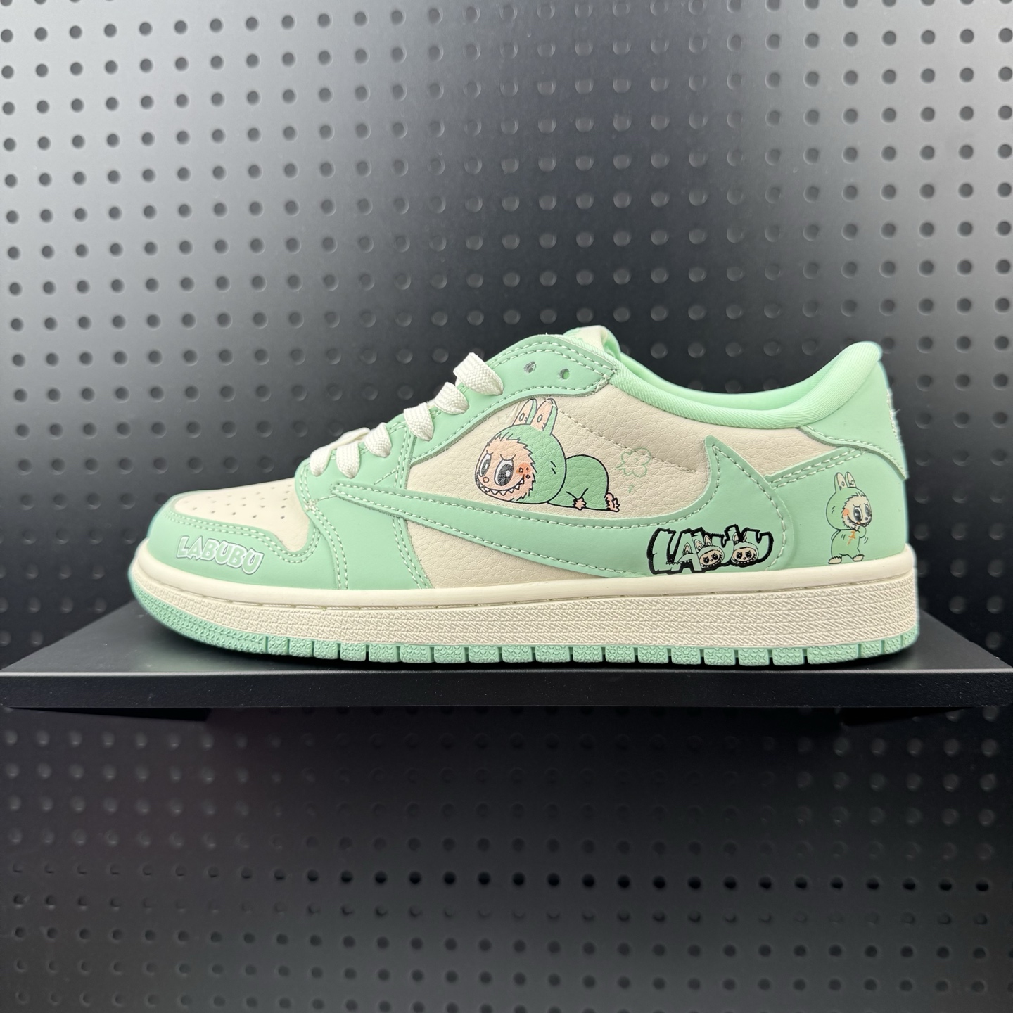 💰240
✅Nike Air Jordan 1 x Travis Scott AJ1倒勾 乔一倒钩 ‘DIY’定制 耐克 低帮文化篮球鞋
完美品质出货 细节如图所示 鞋面切割工整 冲孔整齐干净 中底拉帮线 整体清洁度非常好
货号:DD7866-115
尺码:36 36.5 37.5 38 38.5 39 40 40.5 41 42 42.5 43 44 45(32)