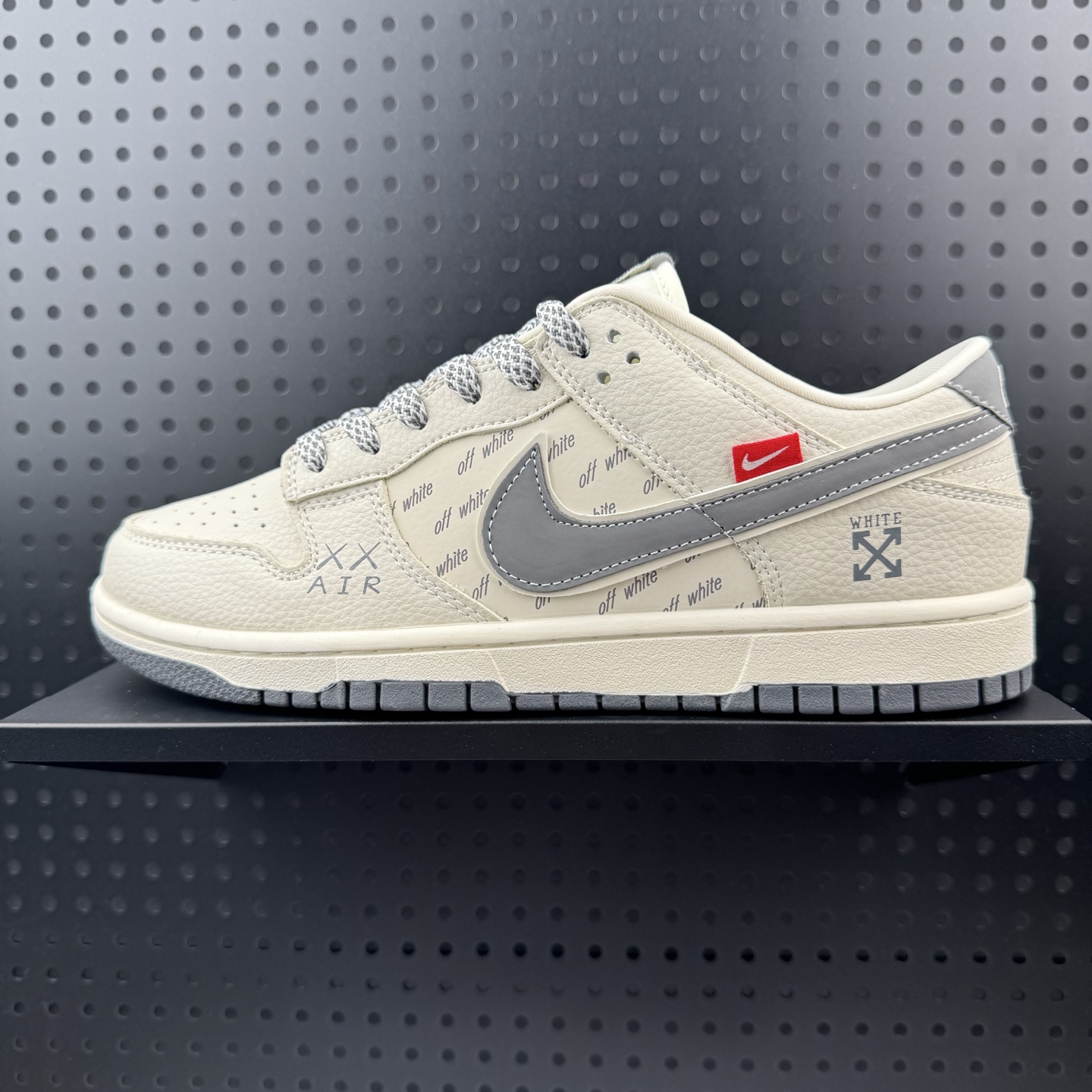 💰240
✅Nike Dunk Low Retro ‘DIY高端定制’耐克 低帮休闲运动板鞋
原装头层材料 用料绝不含糊 独家版型蒸餾加工帶來的是更好的视觉和脚感体验 清洁度 电绣工艺 皮料切割干净无任何毛边 细节完美
货号:SD8888-005
尺码:36 36.5 37.5 38 38.5 39 40 40.5 41 42 42.5 43 44 45(32)