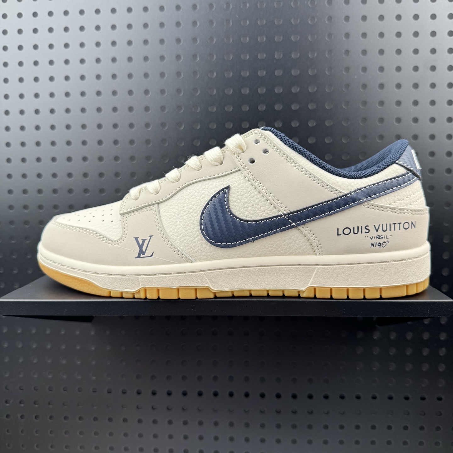 💰240
✅Nike Dunk Low Retro ‘DIY高端定制’耐克 低帮休闲运动板鞋
原装头层材料 用料绝不含糊 独家版型蒸餾加工帶來的是更好的视觉和脚感体验 清洁度 电绣工艺 皮料切割干净无任何毛边 细节完美
货号:JP1628-002
尺码:36 36.5 37.5 38 38.5 39 40 40.5 41 42 42.5 43 44 45(32)