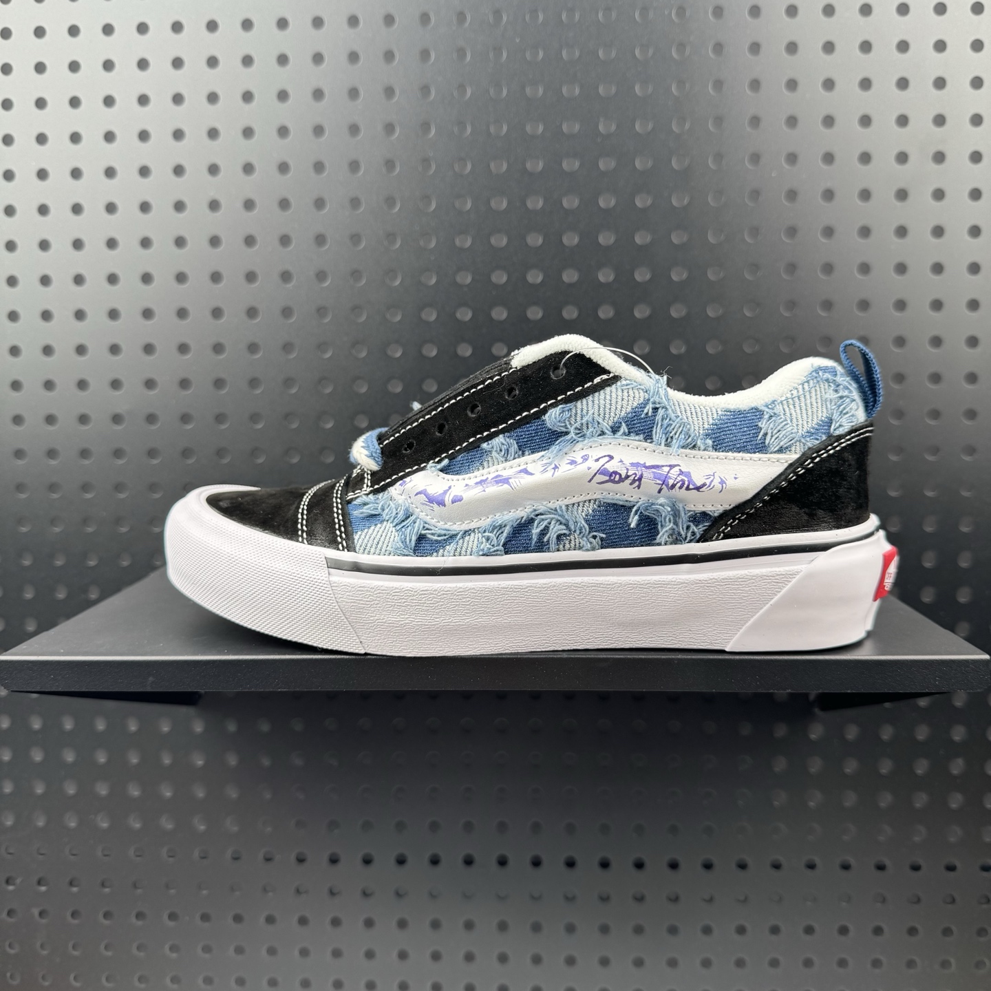 💰110
✅ 【定制球鞋】Vans Knu Skool 万花弄 格韵复古 礼袋款 时尚 潮流  经典  挂件 贴布 个性 百搭 耐磨 低帮 板鞋 男女同款 黑白
货号：VN0009QC6BT1
尺码：35-44（07）