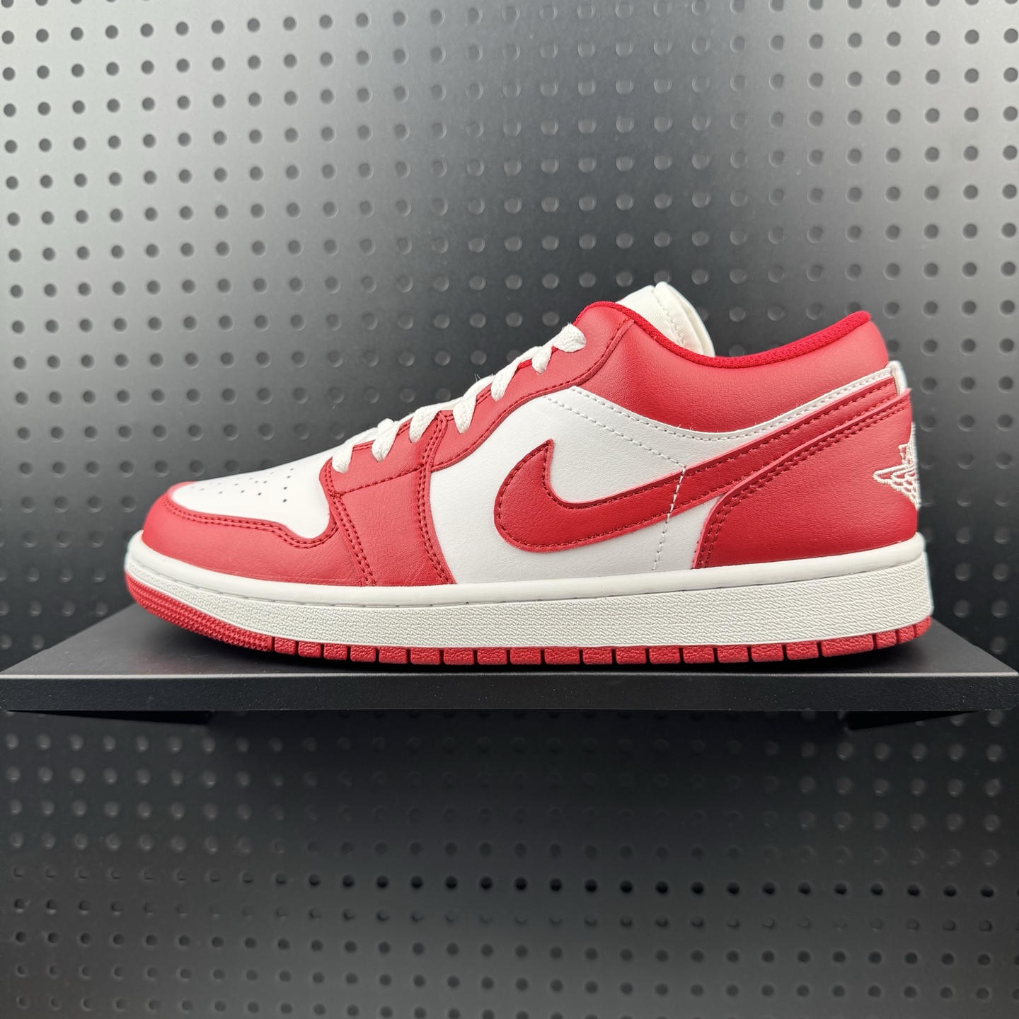 Air Jordan 1 Low 低帮 婚庆主题白红色 AJ1 乔丹1代 aj1 乔1 低邦 国潮喜上眉梢婚鞋 喜庆吉祥挂件 乔丹篮球鞋系列 该定制版球鞋选用原鞋款为Air Jordan 1 Low耐磨防滑低帮复古篮球鞋男女同款白红色,灵感来自中式婚庆,保留原鞋大学红基调的基础上,加入红色丝绸鞋带、增加整体的质感.配饰有双喜金属小挂件,再次呼应主题,呈现出中式婚礼的喜庆、庄重、雅致!鞋面金属挂件及鞋头喜字均可拆卸,同时满足婚庆和日常穿搭需求.本产品所有图片均为实物拍摄,受环境、设备影响会存在微小的色彩差异.定制球鞋均为纯手工定制,满足日常穿戴需求,穿着过程尽量避免剧烈运动和锐物划伤、避免使用高浓度的有机溶剂进行擦洗. 货号:553558-166 (07)