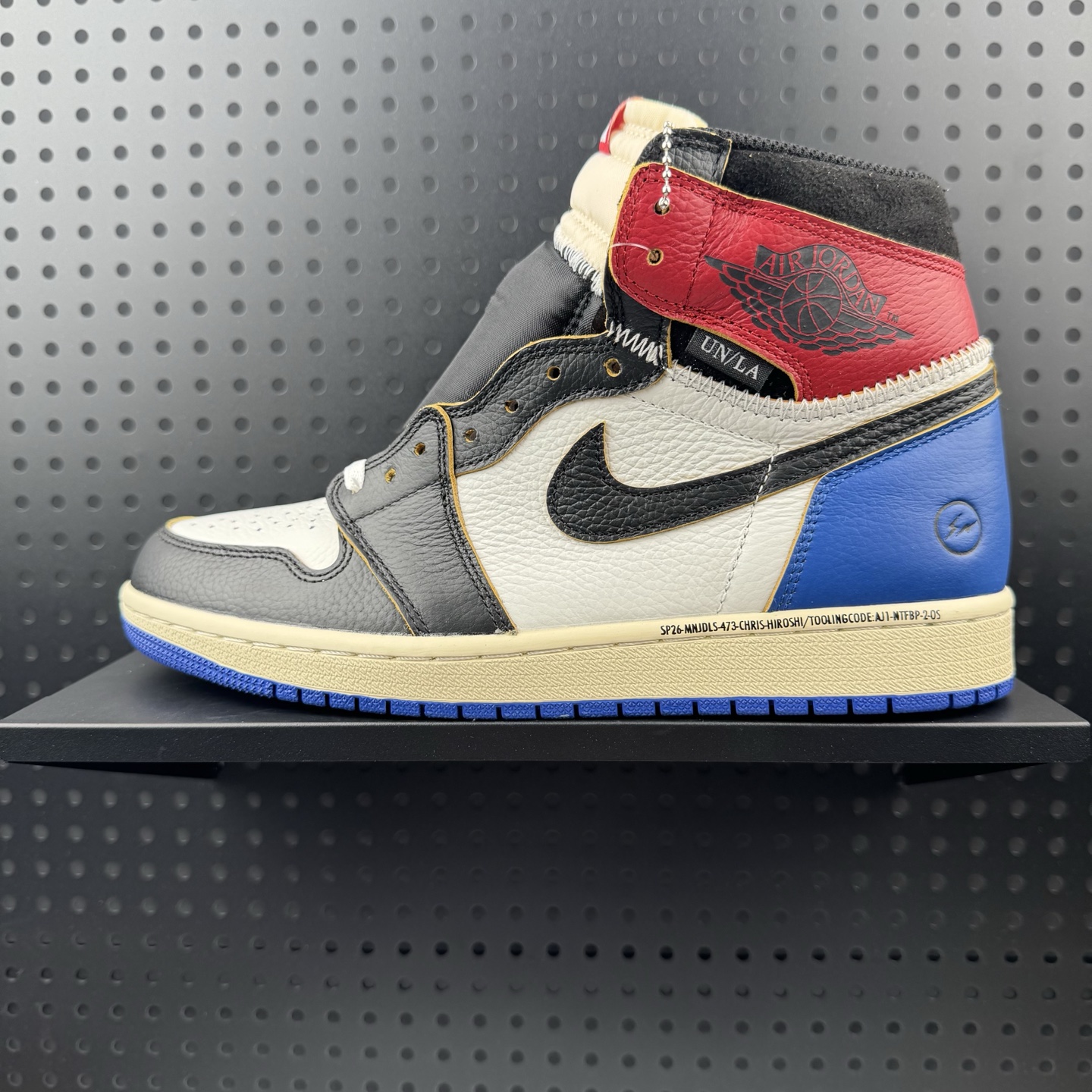 Fragment Design x Union x Jordan Air Jordan 1 Retro High Og Nrg 三方联名款 牛皮 舒适 防滑 高帮 复古篮球鞋 男女同款 Air Jordan 1于1985年推出,是耐克第一双以乔丹名字命名的篮球鞋,正是这双鞋,开启了一个时代.Air Jordan 1外形的灵感来自于在当年风靡一时的AirForce 1,同时降低中底厚度,减轻重量,增加贴地感,并采用了后掌Air Sole气垫和最经典的飞翼Logo来自于当时的Nike创意总监Peter Moore. 货号:IO7847-002 (01)