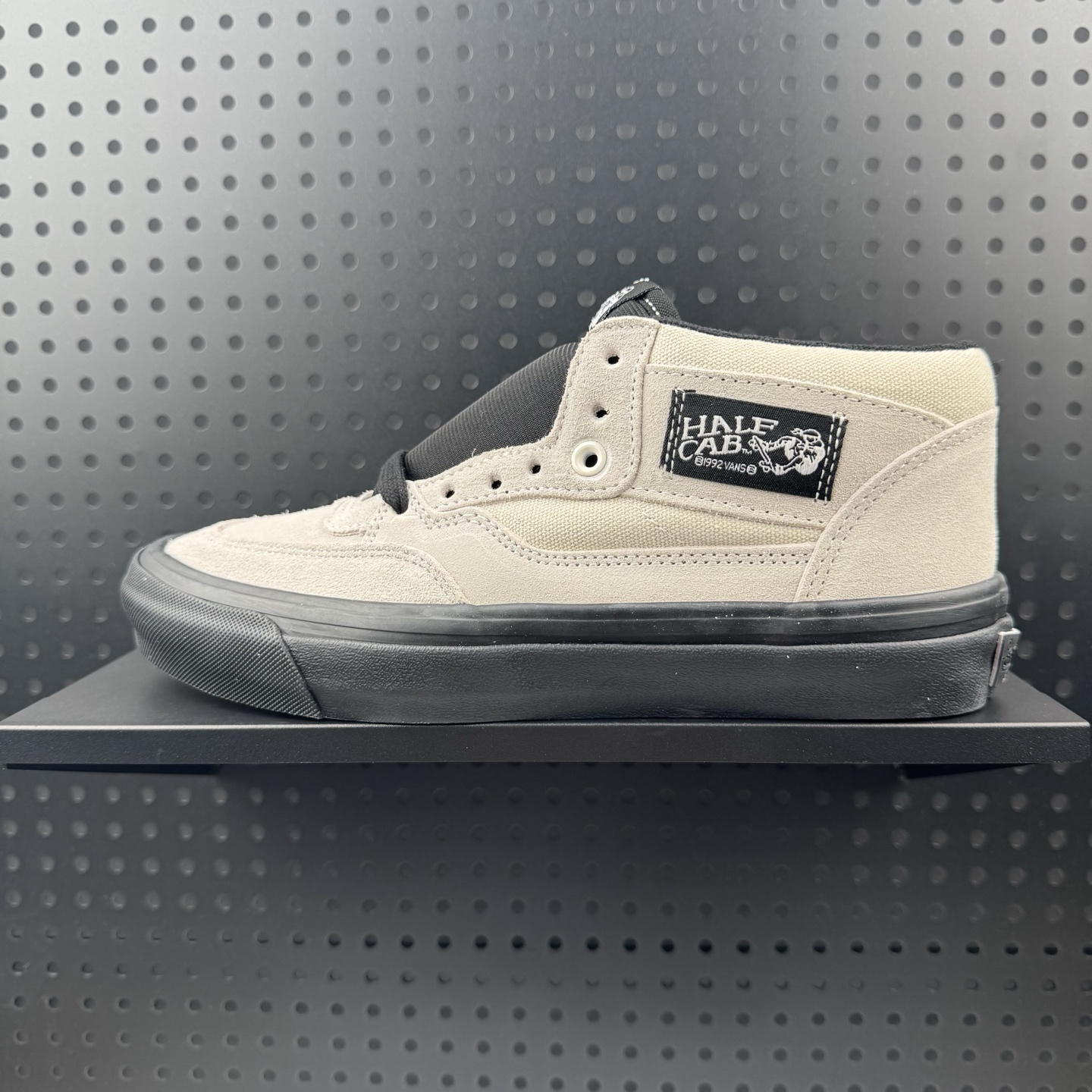 💰190
✅ Vans  x JJJJound Half Cab 舒适柔软 耐磨 中帮 板鞋 白色
货号：VN000S86BLA
尺码：35-44（07）