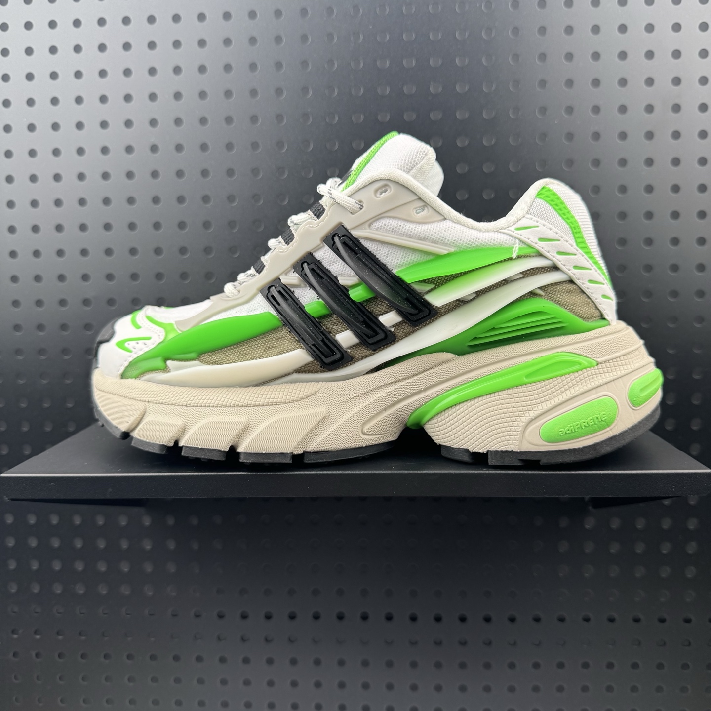 💰190 ✅Adidas Adistar Jellyfish 水母系列 阿迪达斯 时尚舒适 耐磨透气 低帮老爹鞋 以3D风格焕新演绎标志性三条纹 为造型添上点睛之笔 金属质感视觉效果 自带哑光反射 后跟大块的TPU包裹 让增高的大底不再突兀 更显腿长脚细 脚感更加舒适 货号:JP9264 尺码:36 36.5 37 38 38.5 39 40 40.5 41 42 42.5 43 44 45 46 47(24)