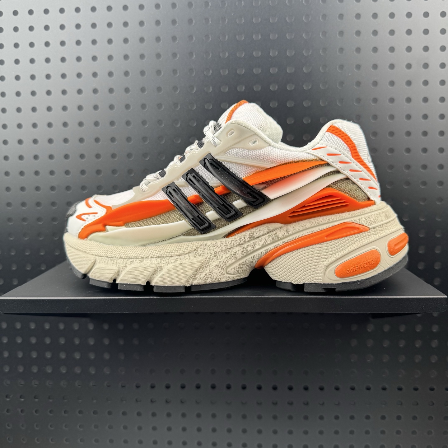 💰190 ✅Adidas Adistar Jellyfish 水母系列 阿迪达斯 时尚舒适 耐磨透气 低帮老爹鞋 以3D风格焕新演绎标志性三条纹 为造型添上点睛之笔 金属质感视觉效果 自带哑光反射 后跟大块的TPU包裹 让增高的大底不再突兀 更显腿长脚细 脚感更加舒适 货号:JP9261 尺码:36 36.5 37 38 38.5 39 40 40.5 41 42 42.5 43 44 45 46 47(24)