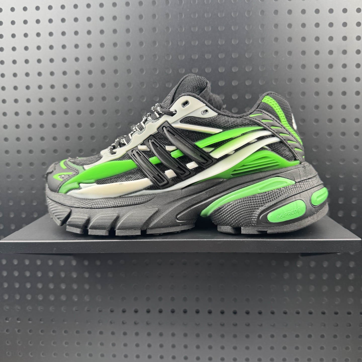 💰190 ✅Adidas Adistar Jellyfish 水母系列 阿迪达斯 时尚舒适 耐磨透气 低帮老爹鞋 以3D风格焕新演绎标志性三条纹 为造型添上点睛之笔 金属质感视觉效果 自带哑光反射 后跟大块的TPU包裹 让增高的大底不再突兀 更显腿长脚细 脚感更加舒适 货号:JP9266 尺码:36 36.5 37 38 38.5 39 40 40.5 41 42 42.5 43 44 45 46 47(24)