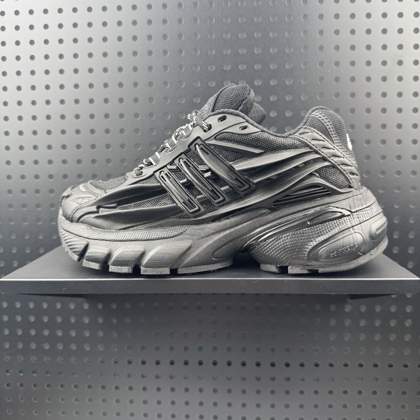 💰190 ✅Adidas Adistar Jellyfish 水母系列 阿迪达斯 时尚舒适 耐磨透气 低帮老爹鞋 以3D风格焕新演绎标志性三条纹 为造型添上点睛之笔 金属质感视觉效果 自带哑光反射 后跟大块的TPU包裹 让增高的大底不再突兀 更显腿长脚细 脚感更加舒适 货号:JP9265 尺码:36 36.5 37 38 38.5 39 40 40.5 41 42 42.5 43 44 45 46 47(24)