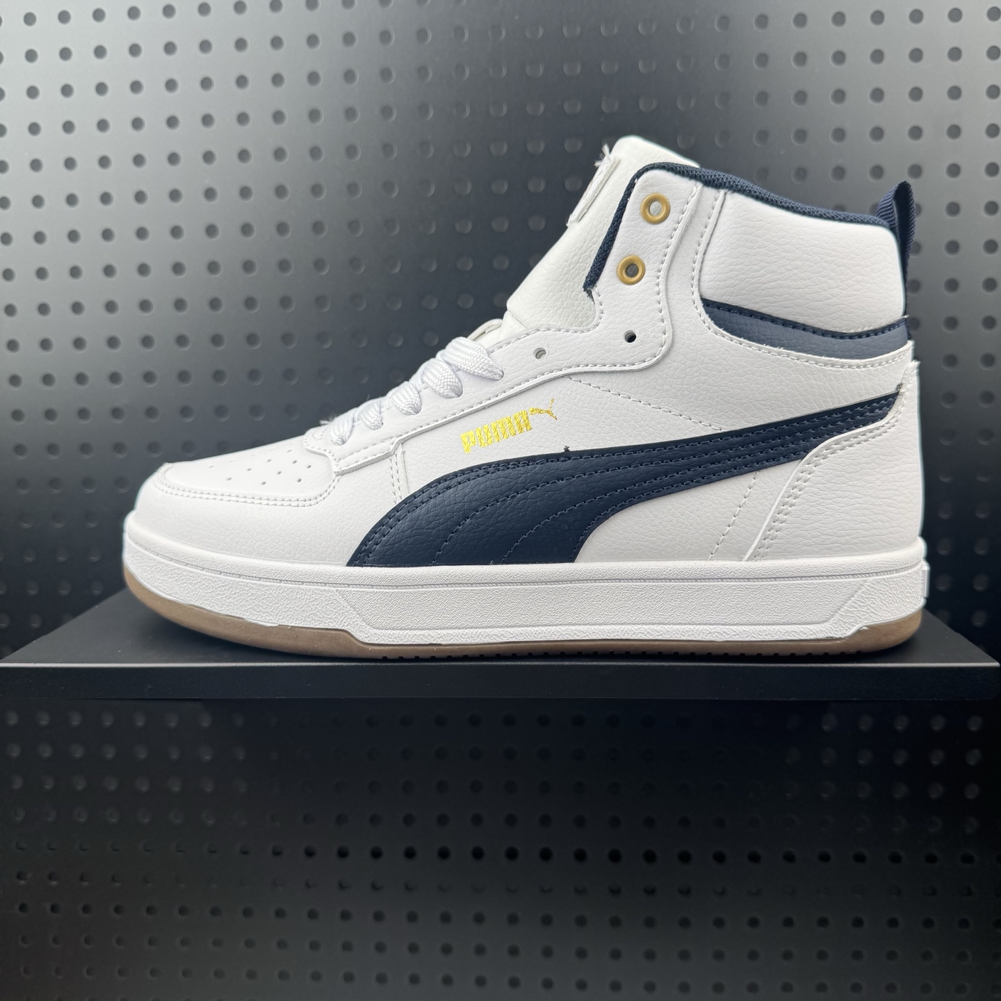 Puma Caven 2.0 Retro Club 彪马防滑耐磨低帮德训板鞋 孔眼底座和脚趾凸起由猪八革材料制成 支持侧踏时的踏步工作 即使在健身房等使用环境中也能确保透气性 像吸盘一样的设计是为了提高体育馆表面的抓地力性能 货号: 395082-01 (30)
