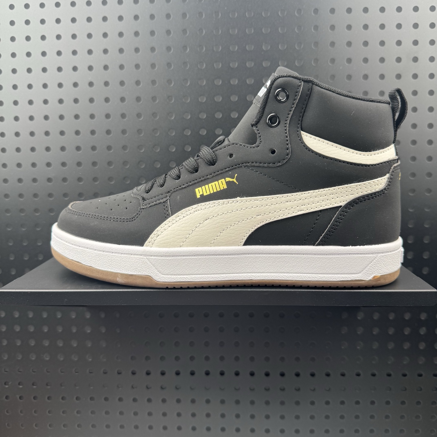 Puma Caven 2.0 Retro Club 彪马防滑耐磨低帮德训板鞋 孔眼底座和脚趾凸起由猪八革材料制成 支持侧踏时的踏步工作 即使在健身房等使用环境中也能确保透气性 像吸盘一样的设计是为了提高体育馆表面的抓地力性能 货号: 394666 01 (30)