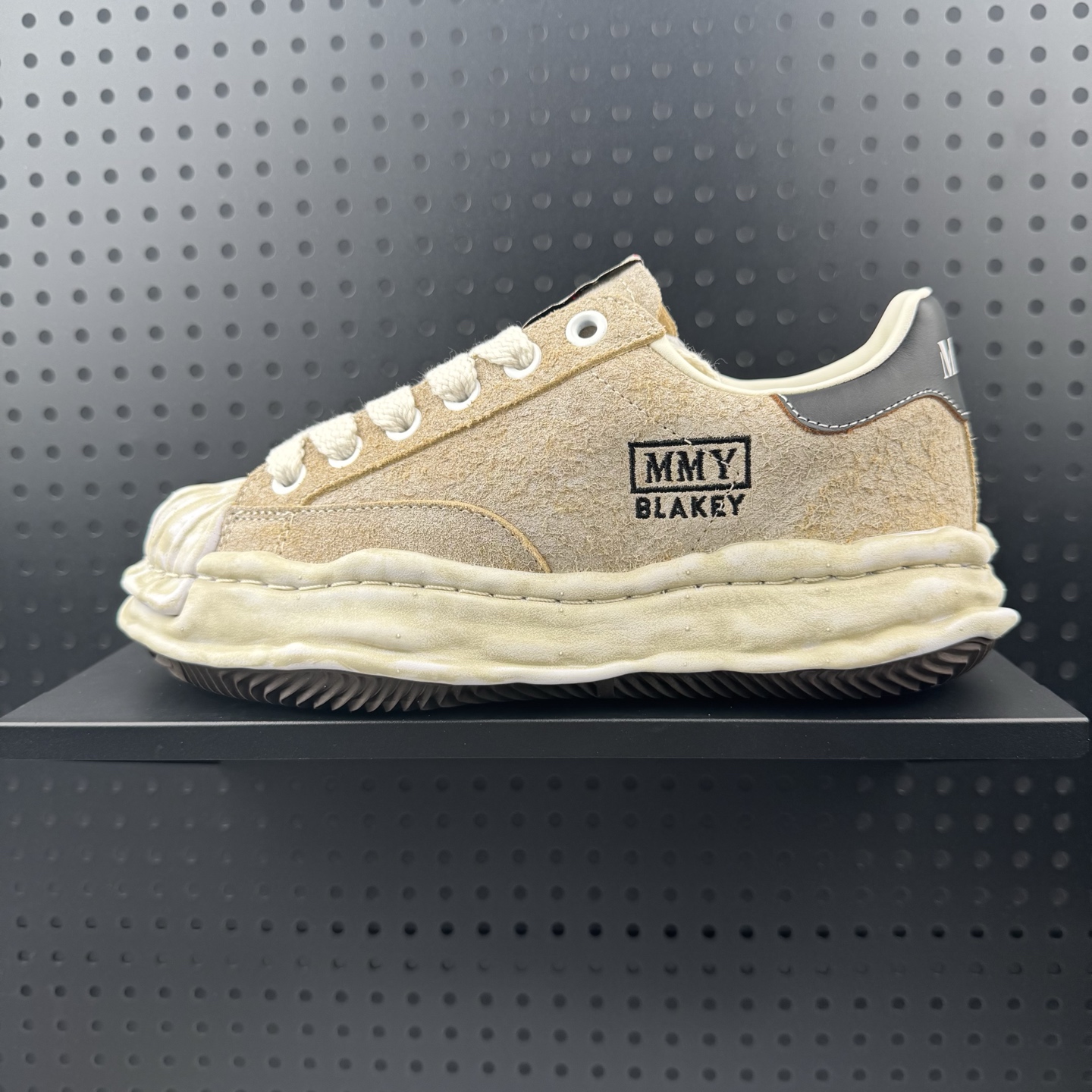 余文乐Madness x 三原康裕MMY/Maison MIHARA YASUHIRO Wayne Original Sole Leather Low Sneaker 变形溶解雪糕底低帮百搭休闲运动板鞋 原楦原纸版开发 全新开发 双模一次发泡点位气孔EVA中底 底部嵌入组合RB橡胶耐磨大底 采用全粒面头层皮革鞋面材质 正确织麦及包装盒 清晰后跟电绣LOGO🆚区别市面普通版本 官方货号: A15FW726 (24)