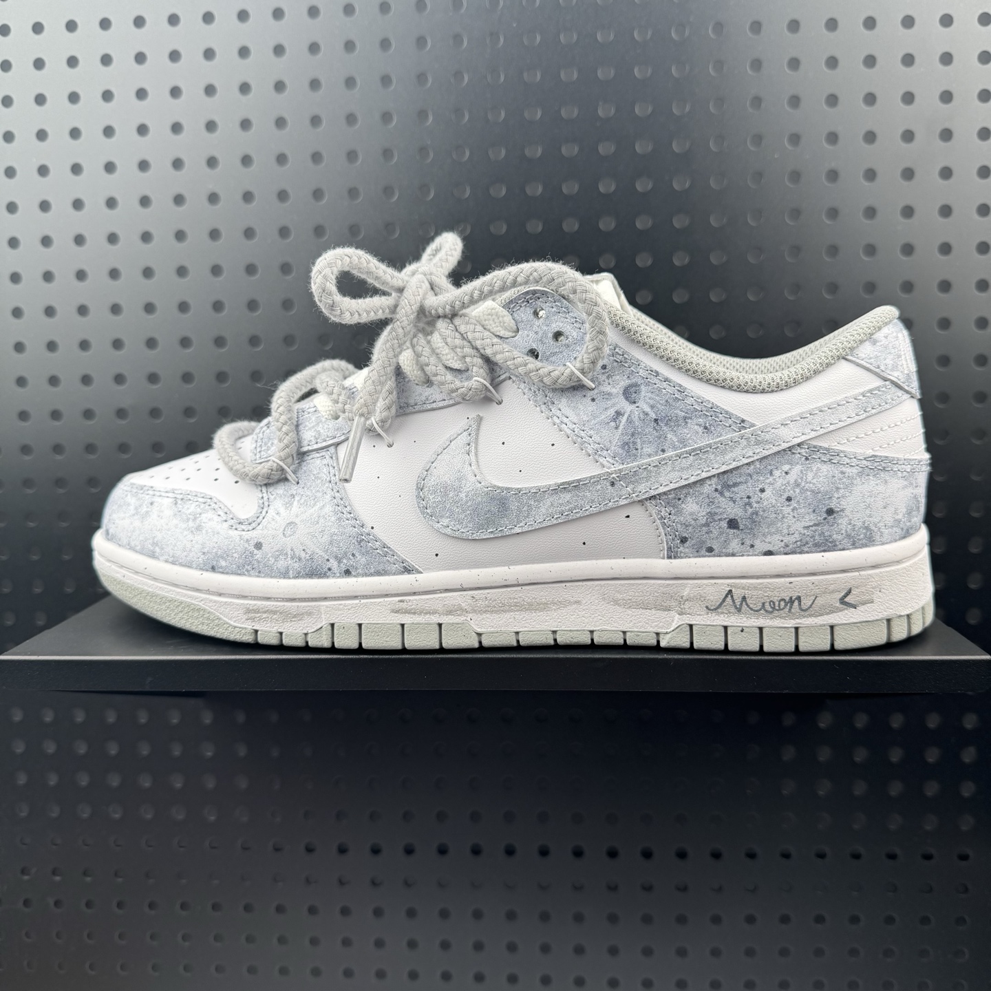 💰240
✅ 【定制球鞋】Nike Dunk 银霜雾影 泼墨复古风 晕染 解构纪元 舒适百搭 双鞋带 耐磨 低帮 板鞋 男女同款 灰白黑
货号:HF5441-105(Team1483-银霜雾影)
尺码:40-46带半码(08)