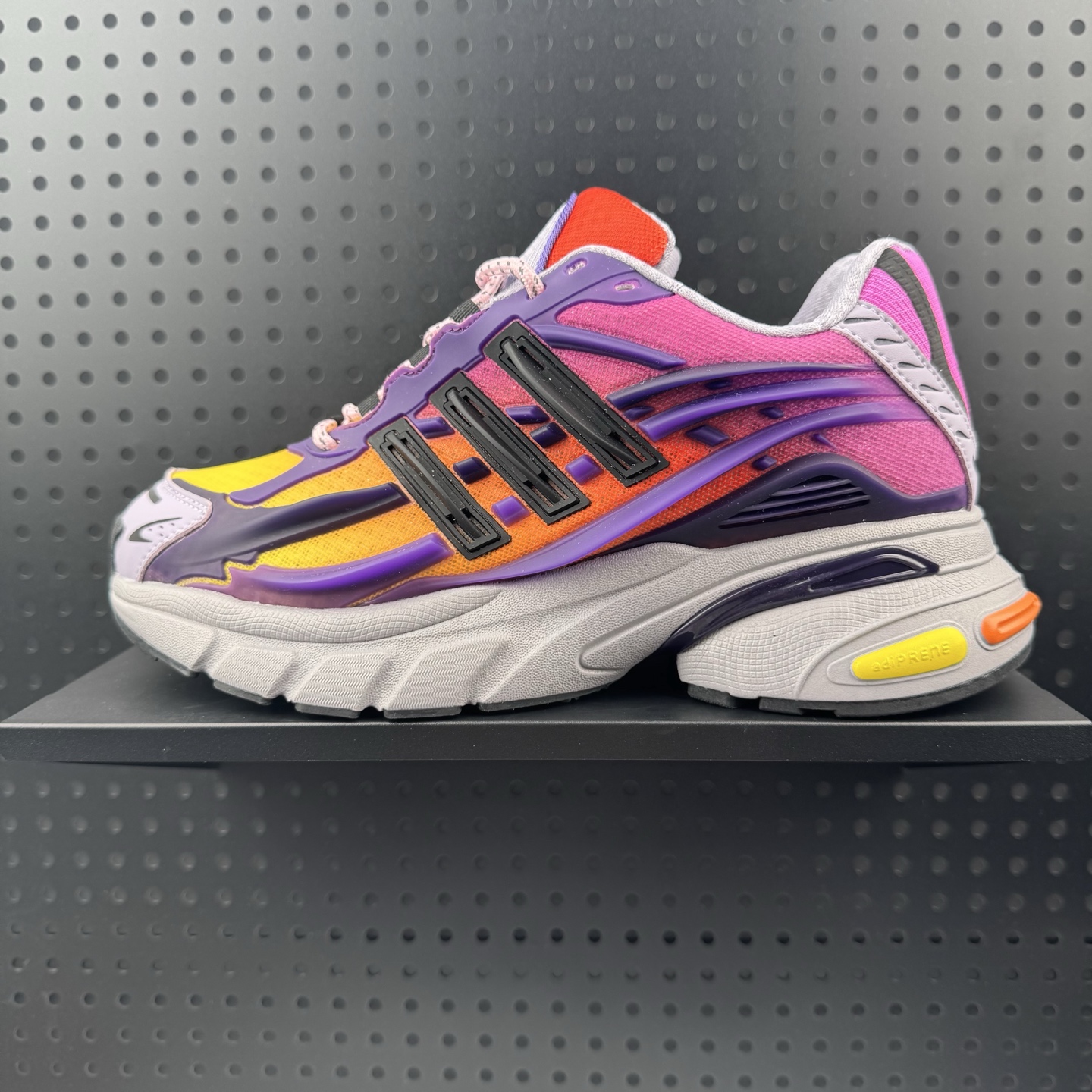 💰240
✅Adidas Adistar Jellyfish 水母系列 阿迪达斯 时尚舒适 耐磨透气 低帮老爹鞋
以3D风格焕新演绎标志性三条纹 为造型添上点睛之笔 金属质感视觉效果 自带哑光反射 后跟大块的TPU包裹 让增高的大底不再突兀 更显腿长脚细 脚感更加舒适
货号:JP9275
尺码:36 36.5 37 38 38.5 39 40 40.5 41 42 42.5 43 44 45 46 47(08)