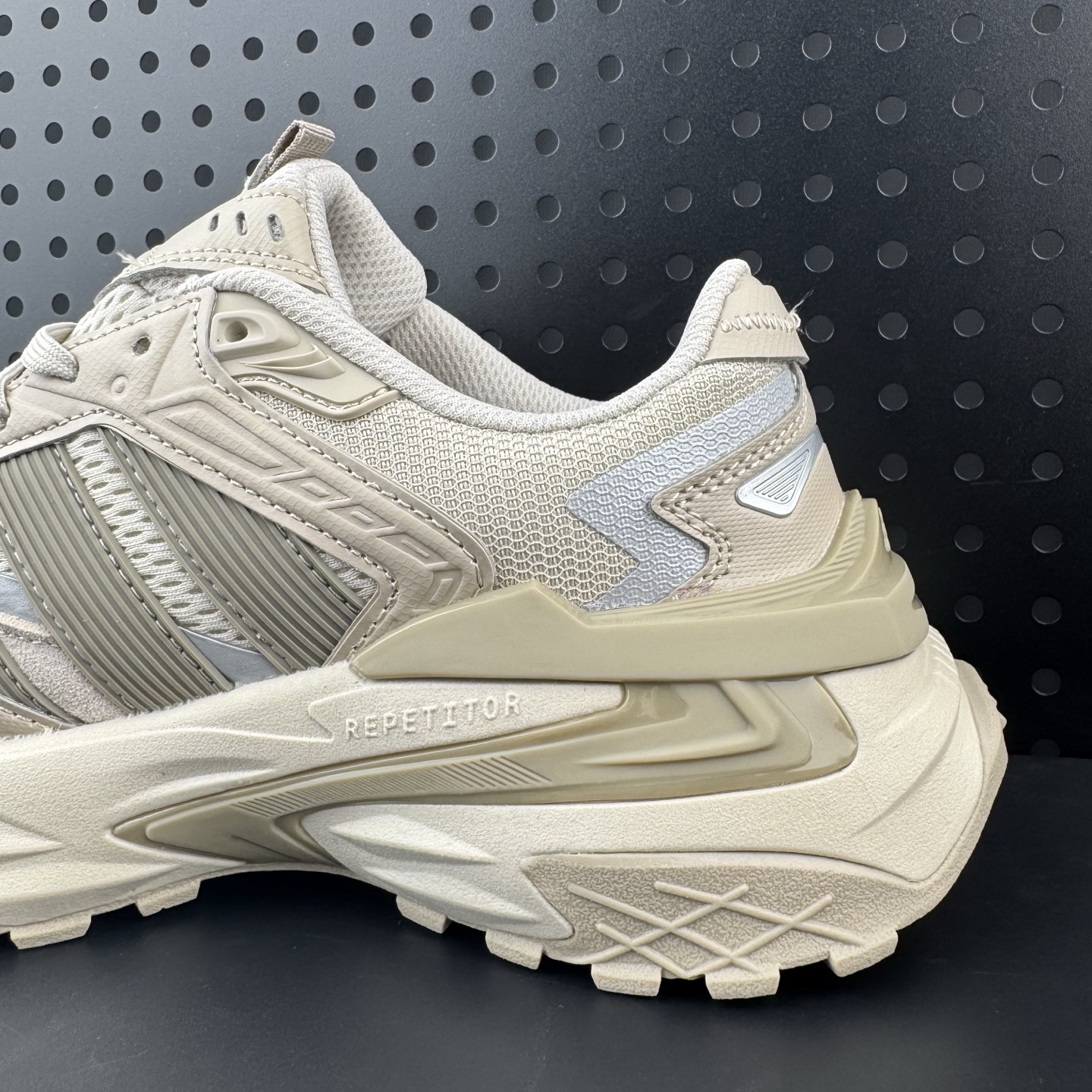 Adidas XLG STORM EDGE 阿迪达斯 舒适 防滑 老爹鞋 鞋面由轻薄透气的网布制成 提供卓越的空气流通性能 中底使用品牌独有的Bounce缓震技术 帮助减少地面对关节的冲击力 提升整体的舒适性 鞋子的设计风格简约大气 同时兼顾功能性和美感 适用于各种场景 货号:JQ4088 (32)