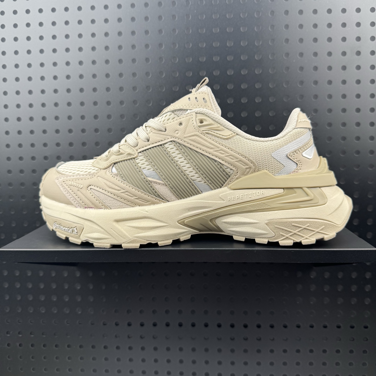 Adidas XLG STORM EDGE 阿迪达斯 舒适 防滑 老爹鞋 鞋面由轻薄透气的网布制成 提供卓越的空气流通性能 中底使用品牌独有的Bounce缓震技术 帮助减少地面对关节的冲击力 提升整体的舒适性 鞋子的设计风格简约大气 同时兼顾功能性和美感 适用于各种场景 货号:JQ4088 (32)