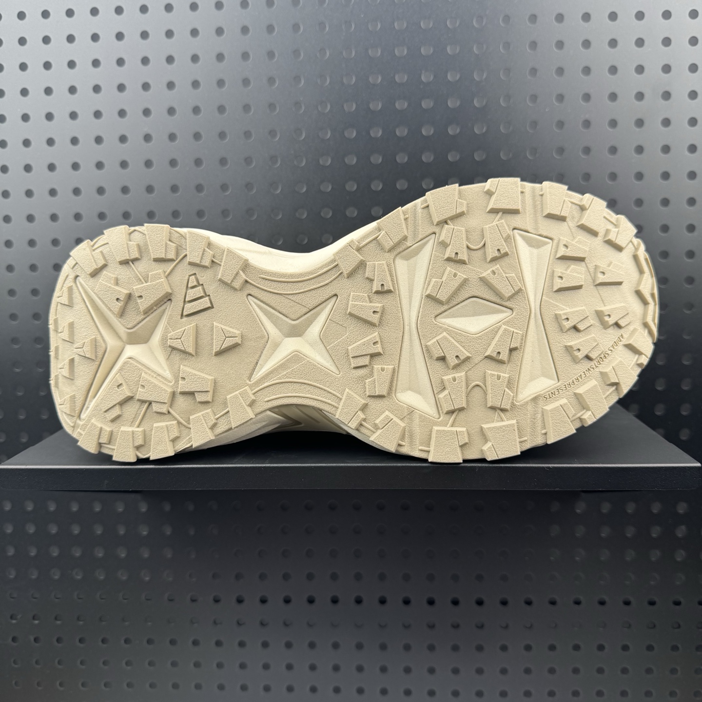 Adidas XLG STORM EDGE 阿迪达斯 舒适 防滑 老爹鞋 鞋面由轻薄透气的网布制成 提供卓越的空气流通性能 中底使用品牌独有的Bounce缓震技术 帮助减少地面对关节的冲击力 提升整体的舒适性 鞋子的设计风格简约大气 同时兼顾功能性和美感 适用于各种场景 货号:JQ4088 (32)