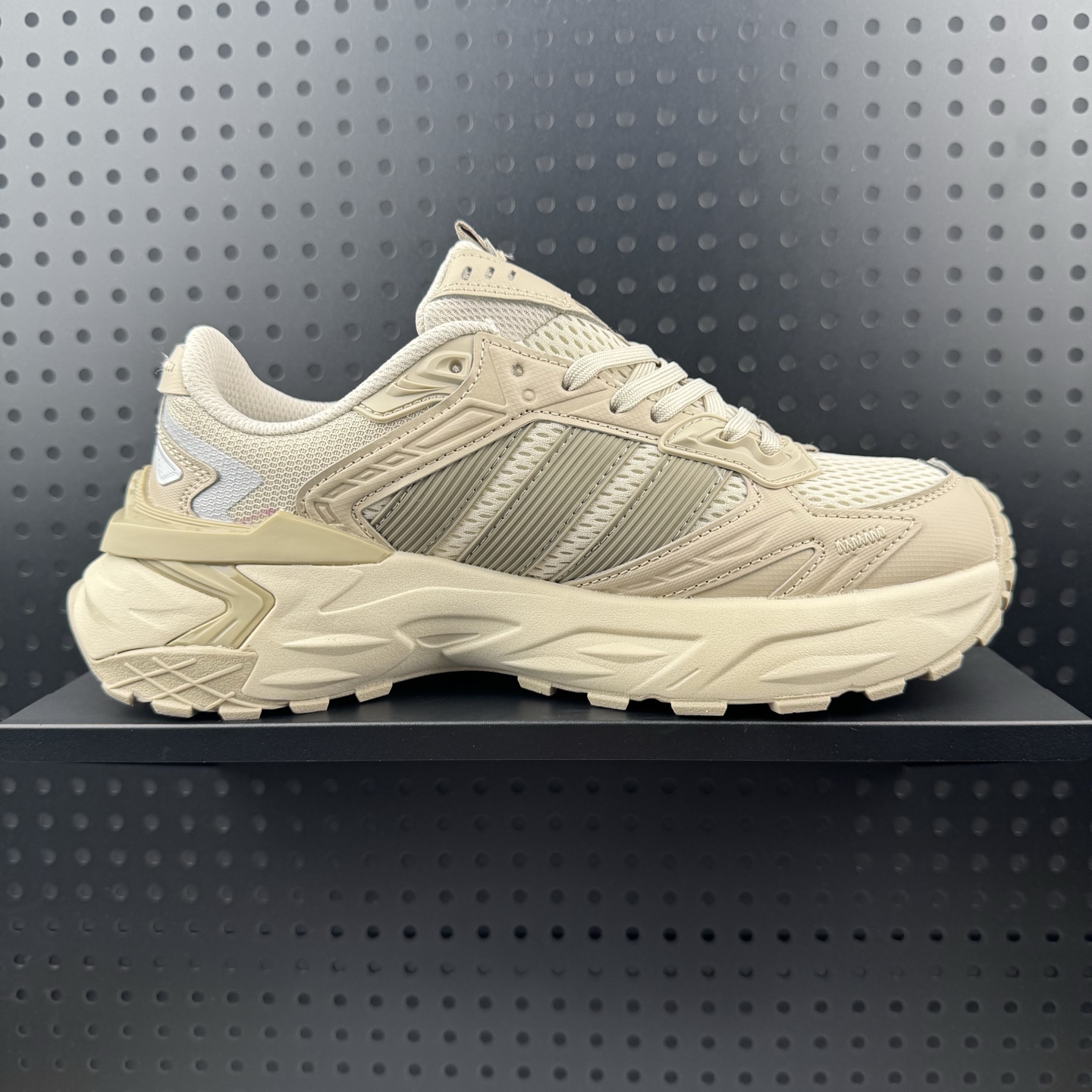 Adidas XLG STORM EDGE 阿迪达斯 舒适 防滑 老爹鞋 鞋面由轻薄透气的网布制成 提供卓越的空气流通性能 中底使用品牌独有的Bounce缓震技术 帮助减少地面对关节的冲击力 提升整体的舒适性 鞋子的设计风格简约大气 同时兼顾功能性和美感 适用于各种场景 货号:JQ4088 (32)