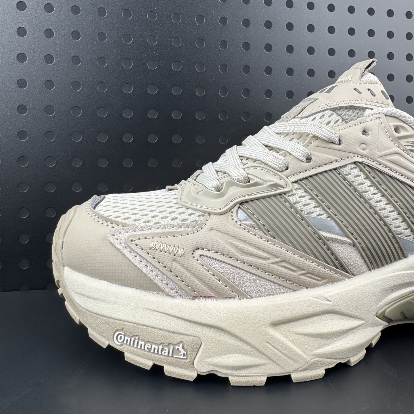 Adidas XLG STORM EDGE 阿迪达斯 舒适 防滑 老爹鞋 鞋面由轻薄透气的网布制成 提供卓越的空气流通性能 中底使用品牌独有的Bounce缓震技术 帮助减少地面对关节的冲击力 提升整体的舒适性 鞋子的设计风格简约大气 同时兼顾功能性和美感 适用于各种场景 货号:JQ4088 (32)