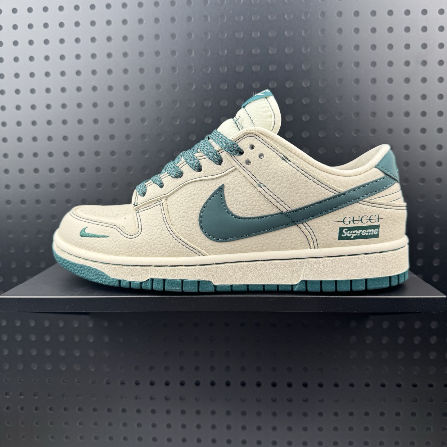 💰240
✅NK Dunk Low Retro “DIY高端定制”
低帮休闲运动板鞋
原装头层材料 用料绝不含糊 独家版型蒸餾加工帶來的是更好的视觉和脚感体验 清洁度 电绣工艺 皮料切割干净无任何毛边 细节完美
货号:DJ1988-003
尺码:36 36.5 37.5 38 38.5 39 40 40.5 41 42 42.5 43 44 45 (32)