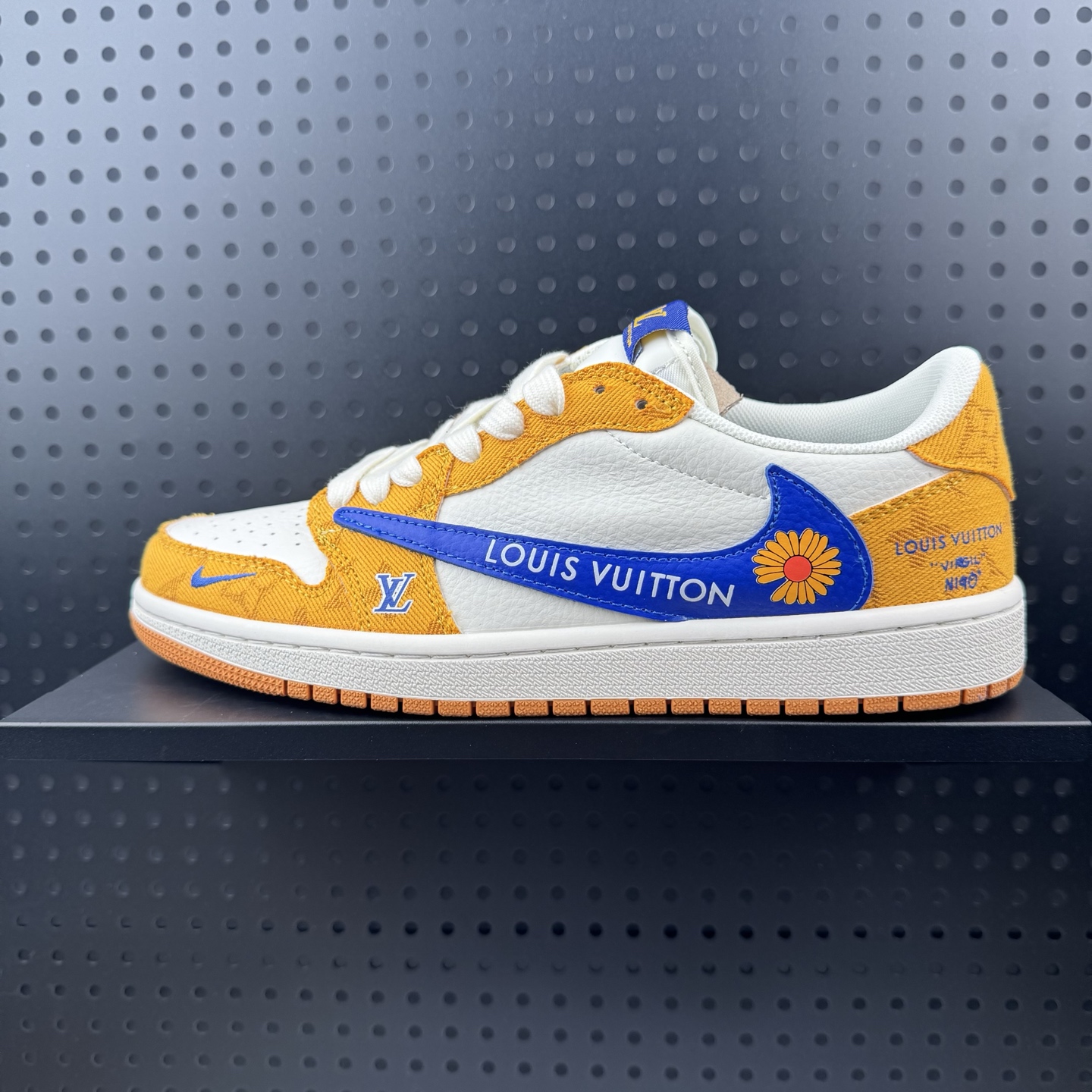 💰240
✅Travis Scott x Jordan 1 Low LV联名-黄蓝小雏菊 倒勾低帮休闲版本 原厂全头层皮 大厂纯原品质出货 纯正版型 定制鞋盒 皮料切割干净无任何毛边 细节完美  超高清洁度 
货号:DZ2688-001
Size ：36 36.5 37.5 38 38.5 39 40 40.5 41 42 42.5 43 44 44.5 45(32)