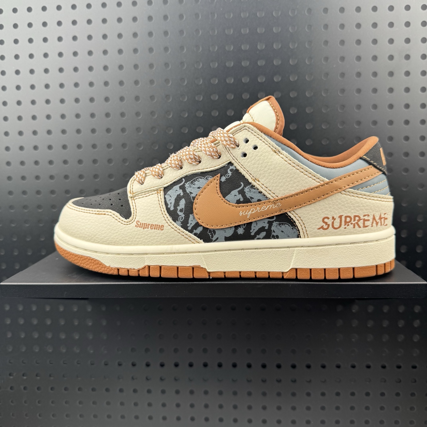 💰240
✅Nike SB Dunk Low x Superme 白黑棕满天星
纯原大厂出品 极力推荐👏
官方货号:DD1988 006XK
尺码:36 36.5 37.5 38 38.5 39 40 40.5 41 42 42.5 43 44 44.5 45(32)
