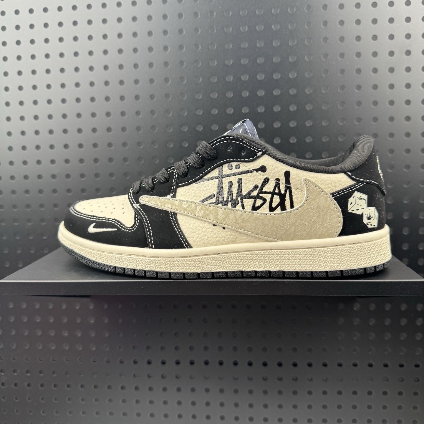 Travis Scott x Jordan 1 Low “斯图西联名——骰子米黑裂纹” 高端定制 乔丹倒勾低帮休闲板鞋 大厂纯原品质出货 纯正版型 定制鞋盒 皮料切割干净无任何毛边 细节完美 超高清洁度 货号:DD7866-102 (32)