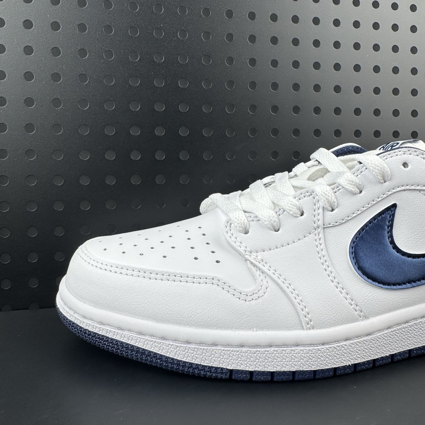 💰160
✅Air Jordan 1 LOW
市场唯一独家头层皮打造 原鞋原档案开发 
原厂皮料 原档冲孔鞋头 正确满胶鞋垫 四线拉帮 原厂织唛标 鞋舌高弹海绵填
货号:FB9933-141
码数：35.5 36 36.5 37.5 38 38.5 39 40 40.5 41 42 42.5 43 44 44.5 45 46 47.5(07)