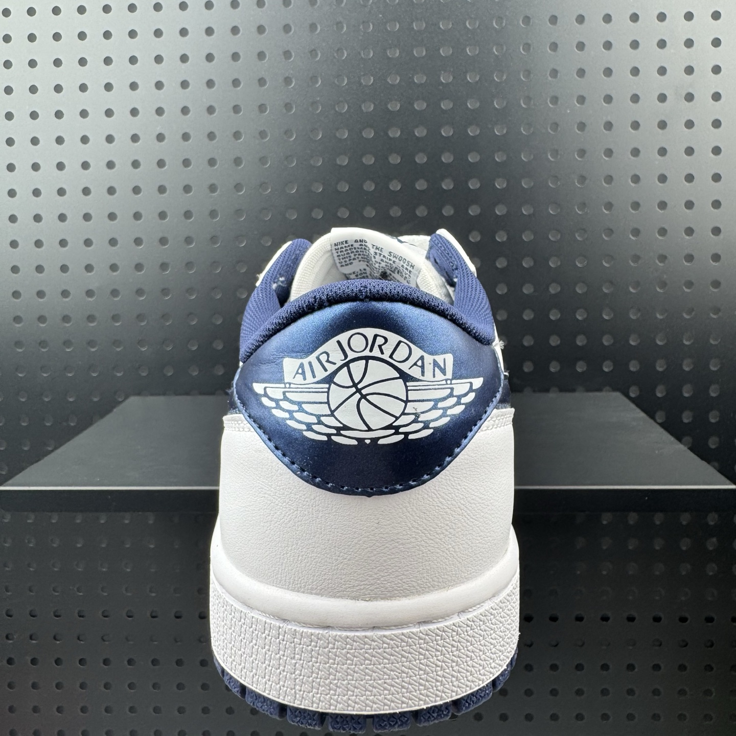 💰160
✅Air Jordan 1 LOW
市场唯一独家头层皮打造 原鞋原档案开发 
原厂皮料 原档冲孔鞋头 正确满胶鞋垫 四线拉帮 原厂织唛标 鞋舌高弹海绵填
货号:FB9933-141
码数：35.5 36 36.5 37.5 38 38.5 39 40 40.5 41 42 42.5 43 44 44.5 45 46 47.5(07)