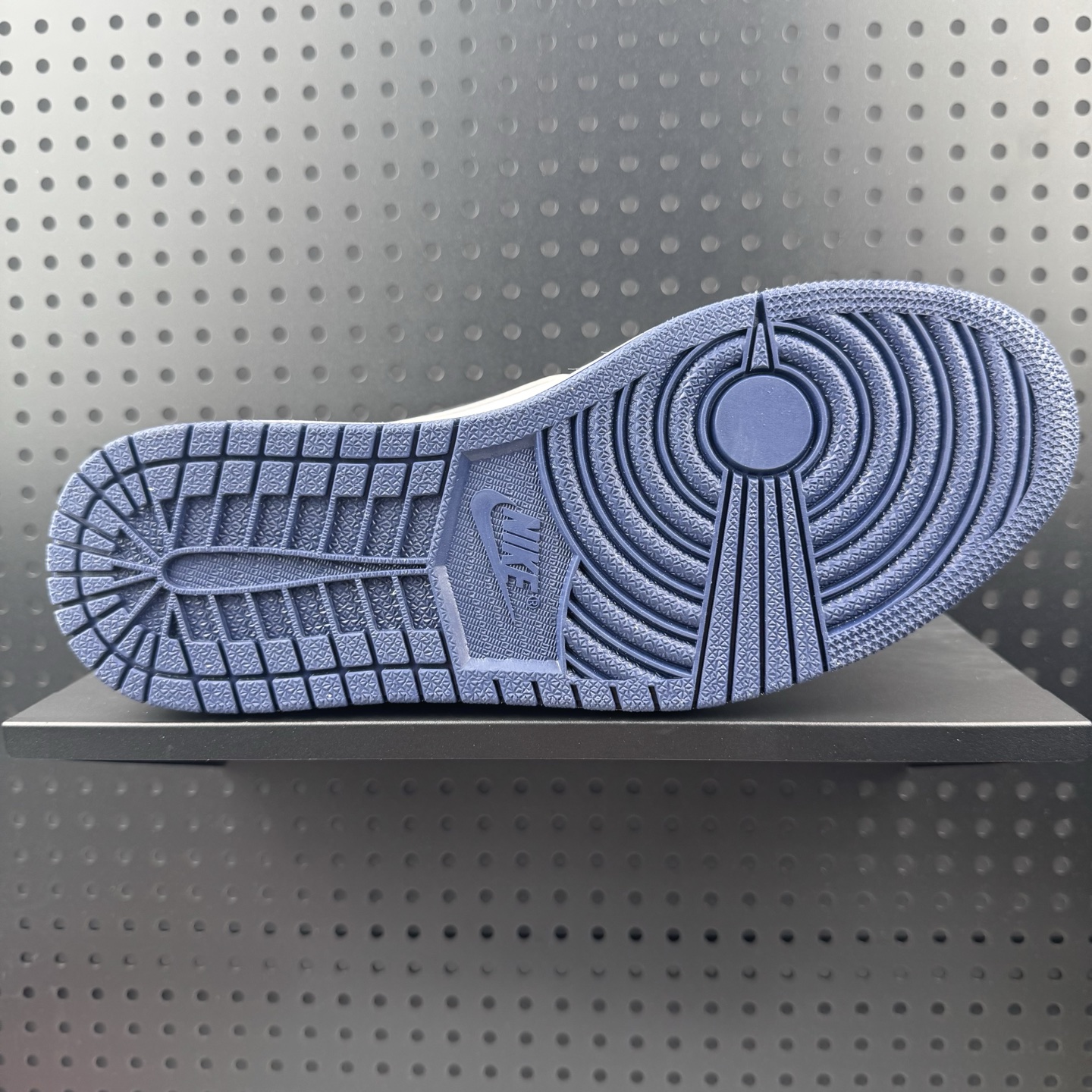 💰160
✅Air Jordan 1 LOW
市场唯一独家头层皮打造 原鞋原档案开发 
原厂皮料 原档冲孔鞋头 正确满胶鞋垫 四线拉帮 原厂织唛标 鞋舌高弹海绵填
货号:FB9933-141
码数：35.5 36 36.5 37.5 38 38.5 39 40 40.5 41 42 42.5 43 44 44.5 45 46 47.5(07)