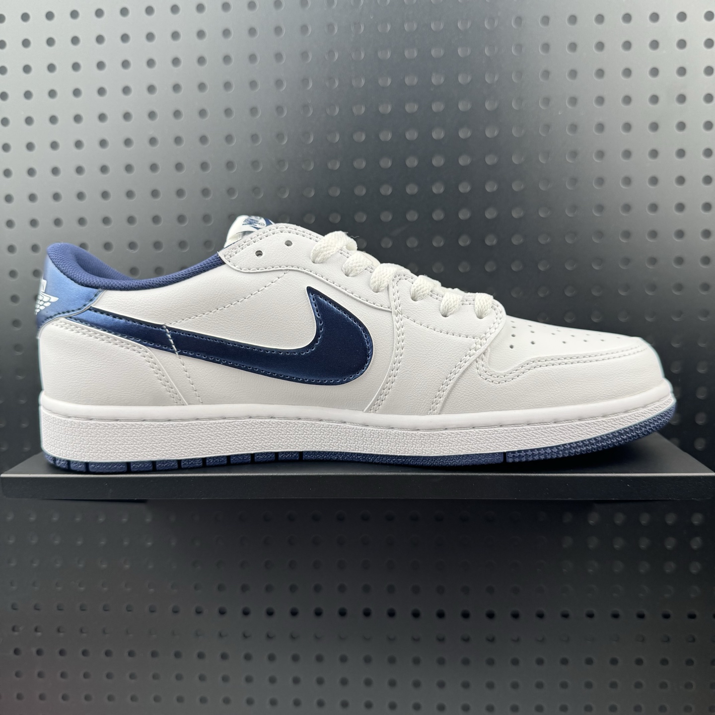 💰160
✅Air Jordan 1 LOW
市场唯一独家头层皮打造 原鞋原档案开发 
原厂皮料 原档冲孔鞋头 正确满胶鞋垫 四线拉帮 原厂织唛标 鞋舌高弹海绵填
货号:FB9933-141
码数：35.5 36 36.5 37.5 38 38.5 39 40 40.5 41 42 42.5 43 44 44.5 45 46 47.5(07)