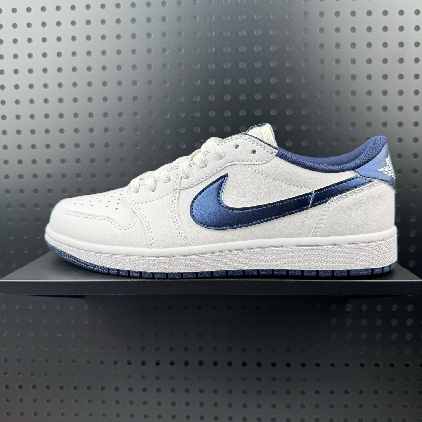 💰160
✅Air Jordan 1 LOW
市场唯一独家头层皮打造 原鞋原档案开发 
原厂皮料 原档冲孔鞋头 正确满胶鞋垫 四线拉帮 原厂织唛标 鞋舌高弹海绵填
货号:FB9933-141
码数：35.5 36 36.5 37.5 38 38.5 39 40 40.5 41 42 42.5 43 44 44.5 45 46 47.5(07)