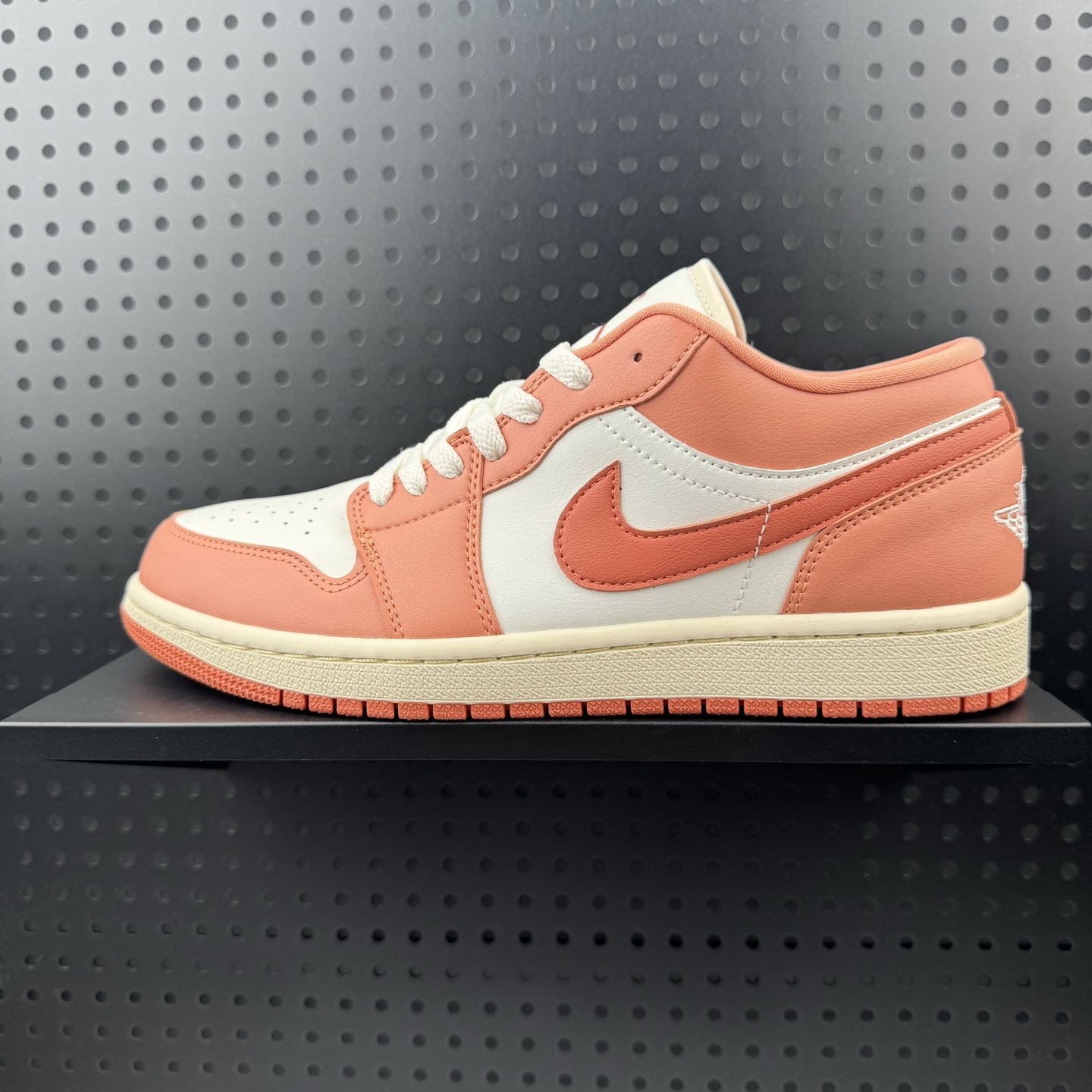 Air Jordan 1 Low 低帮 浆果粉 AJ1 乔丹1代 aj1 乔1 低邦 橙棕色 白粉 乔丹篮球鞋系列 整个鞋面选择粉色与白色的皮革组合,以白色皮革打造鞋身,框架则是用粉色示人,鞋身两侧Swoosh Logo采用深粉色点缀,后跟的Wings Logo用白色刺绣呈现,鞋舌上Jumpxman Logos标志用粉色刺绣点缀,拥有极高的辨识度,最后以做旧氧化中底辅以粉色橡胶外底完成设计,整体效果十分出众. 货号:DC0774-180 (07)