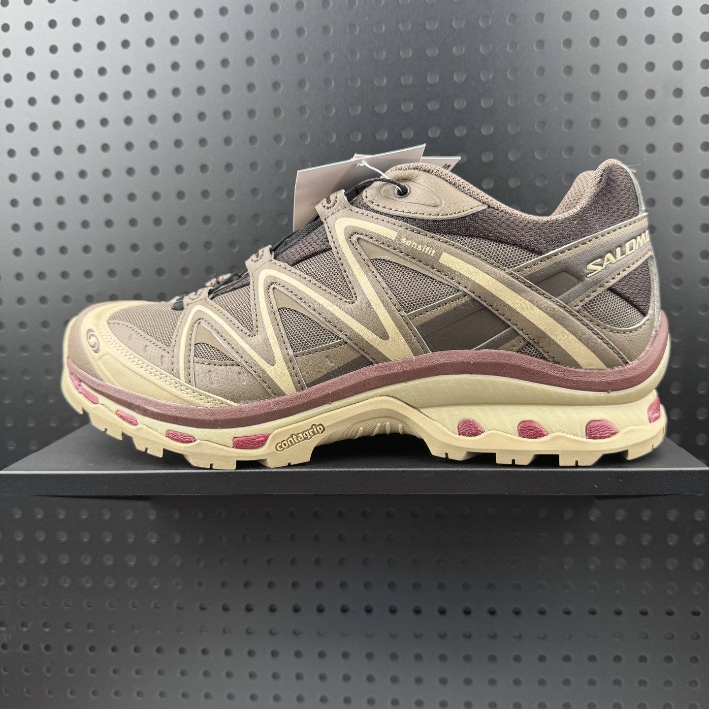 💰230
✅SALOMON萨洛蒙 XT-QUEST 探索者系列户外越野跑鞋
鞋面采用SENSIFIT贴合技术 全方位贴合包裹脚型 鞋跟部鞋底牵引设计 提供强大的抓地性能 更适应野外崎岖不平的道路 其3D ADVANCED CHASSIS底盘 材料轻量大化 钉齿设计更具稳定性 防护性 鞋底易磨损区运用CONTAGRIP高耐磨材料 应对城市硬质路面长距离跑考验 
货号:478850-32
尺码:36 36.5 37.5 38 38.5 39 40 40.5 41 42 42.5 43 44 45(08)