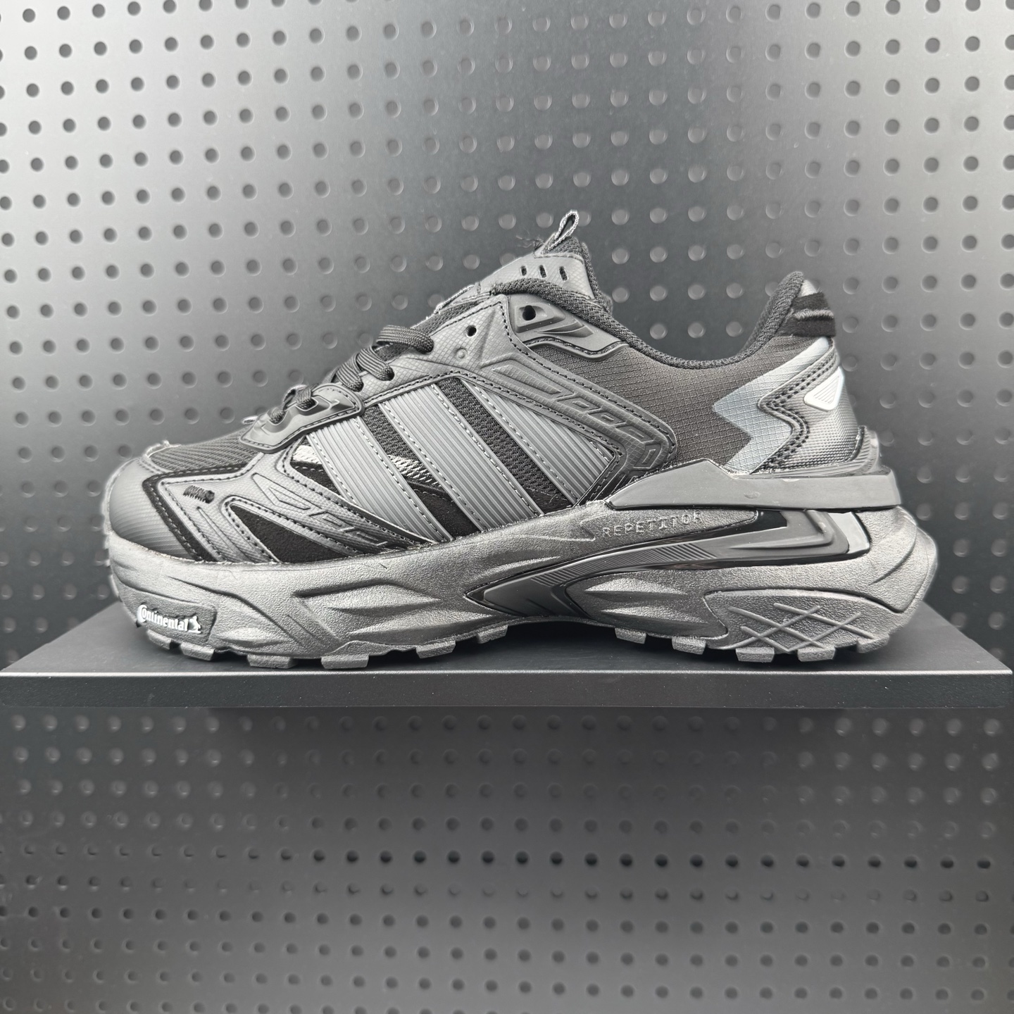 Adidas XLG STORM EDGE 阿迪达斯 舒适 防滑 老爹鞋 鞋面由轻薄透气的网布制成 提供卓越的空气流通性能 中底使用品牌独有的Bounce缓震技术 帮助减少地面对关节的冲击力 提升整体的舒适性 鞋子的设计风格简约大气 同时兼顾功能性和美感 适用于各种场景 货号:KK1001 (32)