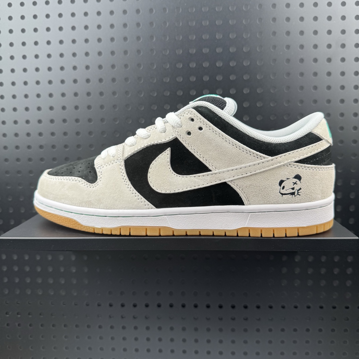 💰160
✅Nike SB Dunk Low
纯原大厂出品 极力推荐
原装头层材料 独家版型蒸餾加工
帶來的是更好的视觉和脚感体验
大厂纯原品质出货 清洁度
电绣工艺 皮料切割干净无任何毛边 细节完美
官方货号: HF3704 001
尺码:36 36.5 37.5 38 38.5 39 40 40.5 41 42 42.5 43 44 44.5 45 46(32)
