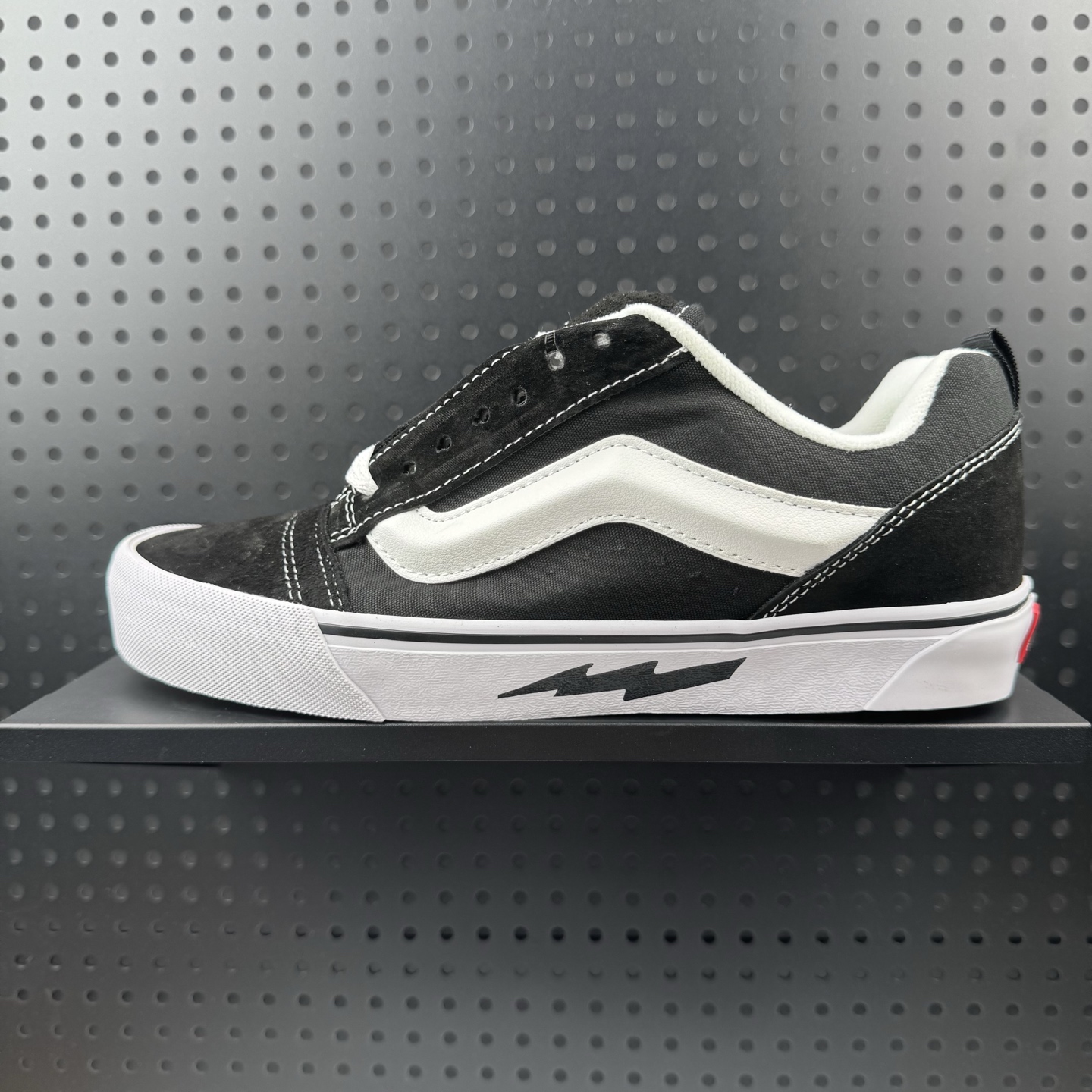 💰100
✅Vans Knu Skool 闪电黑白 面包鞋 舒适时尚防滑耐磨低帮休闲板鞋
货号:VN0009QC6BT
尺码:35 36 36.5 37 38 38.5 39 40 40.5 41 42 42.5 43 44(07)