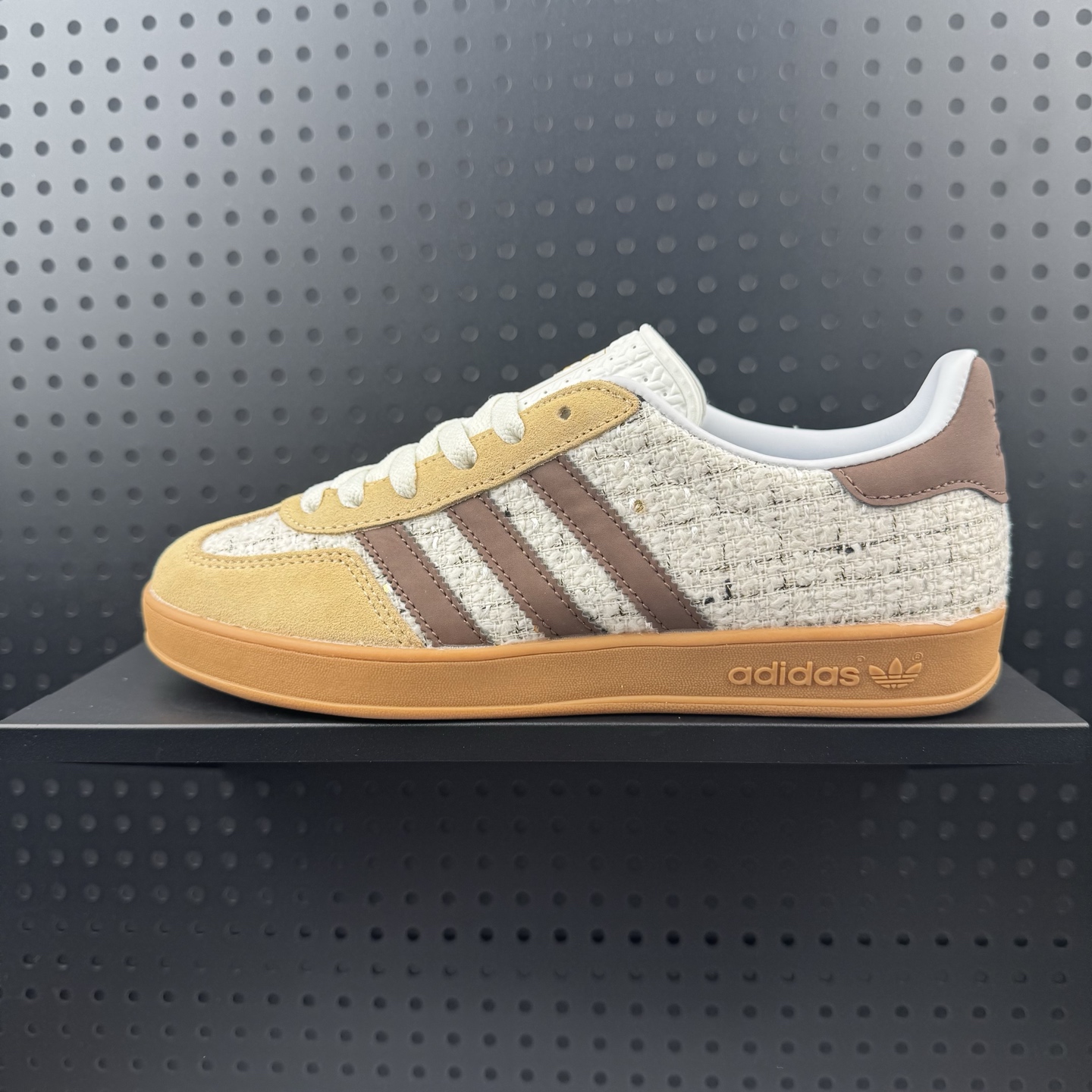 💰120
✅AD Original Gazelle Indoor Trainers 瞪羚室内鞋系列低帮复古百搭休闲运动德训风板鞋 黄米紫 高端零售特供批次 原厂定制长毛翻毛皮组合环保纤维革鞋面材质 内置环保海玻璃鞋垫 外置RB橡胶大底 产品品控稳定性领先行业 原厂全套原楦原纸板冲刀磨具开发 原厂皮料加持 原厂港宝加持定型后跟R度完美 将复古进行到底 简约流畅 三十年不变经典 这款Gazelle运动鞋 无论面料、配色、质感或设计 都只在重现其1991年原款的经典 皮革鞋面 撞色三条纹和鞋跟标的设计 力求呈现90年代的经典复古风潮 Samba火热的同时 也带动了其它的复古鞋型 Gazelle便是其中一只 Gazelle Indoor拥有包边更宽的T字型鞋头 更好的保护运动员的前掌 浓浓的复古氛围感 非常适合现在流行的Cleanfit风格
货号:IG1636
SIZE:35.5 36 36.5 37.5 38 38.5 39 40 40.5 41 42 42.5 43 44 44.5 45 46(24)