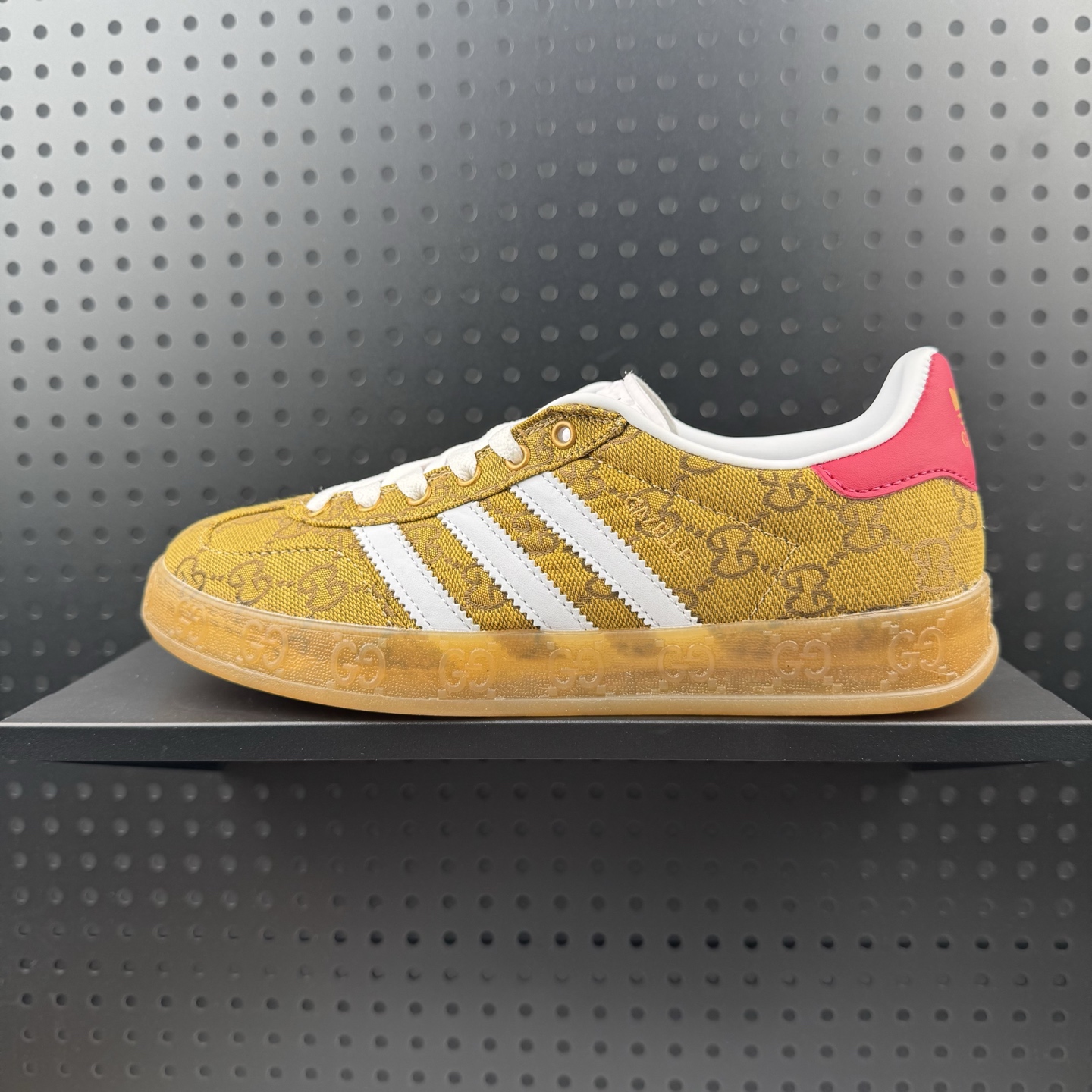 💰100
✅Adidas x GUCCI 重磅联名 三叶草logo与标志性三条杆为设计元素 将其与独属于的GUCCI 双方选择adidas originals经典鞋型 Gazalle为蓝本，生胶鞋底搭载三叶草和GUCCI logo，蟒蛇纹、绒面、麂皮等材质纹理覆盖在鞋面上，将奢华复古与运动风相结合却不显违和感。三条杆的德训鞋今年也是要继续走俏
货号：707868 UWV20 7162
码数：36 36.5 37.5 38.5 39 40 40.5 41 42 42.5 43 44 44.5 45(24)