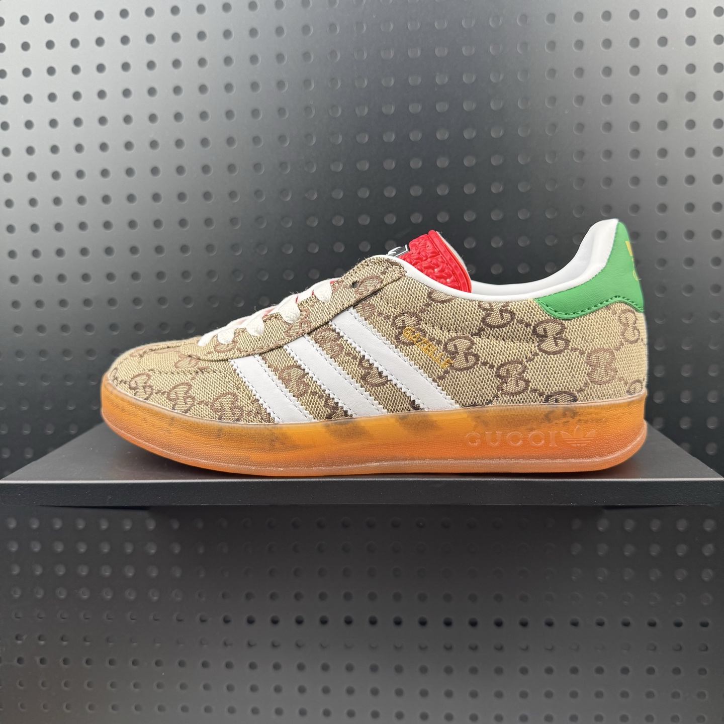💰100
✅Adidas x GUCCI 重磅联名 三叶草logo与标志性三条杆为设计元素 将其与独属于的GUCCI 双方选择adidas originals经典鞋型 Gazalle为蓝本，生胶鞋底搭载三叶草和GUCCI logo，蟒蛇纹、绒面、麂皮等材质纹理覆盖在鞋面上，将奢华复古与运动风相结合却不显违和感。三条杆的德训鞋今年也是要继续走俏
货号：715217 FAAR3 9751
码数：36 36.5 37.5 38.5 39 40 40.5 41 42 42.5 43 44 44.5 45(24)