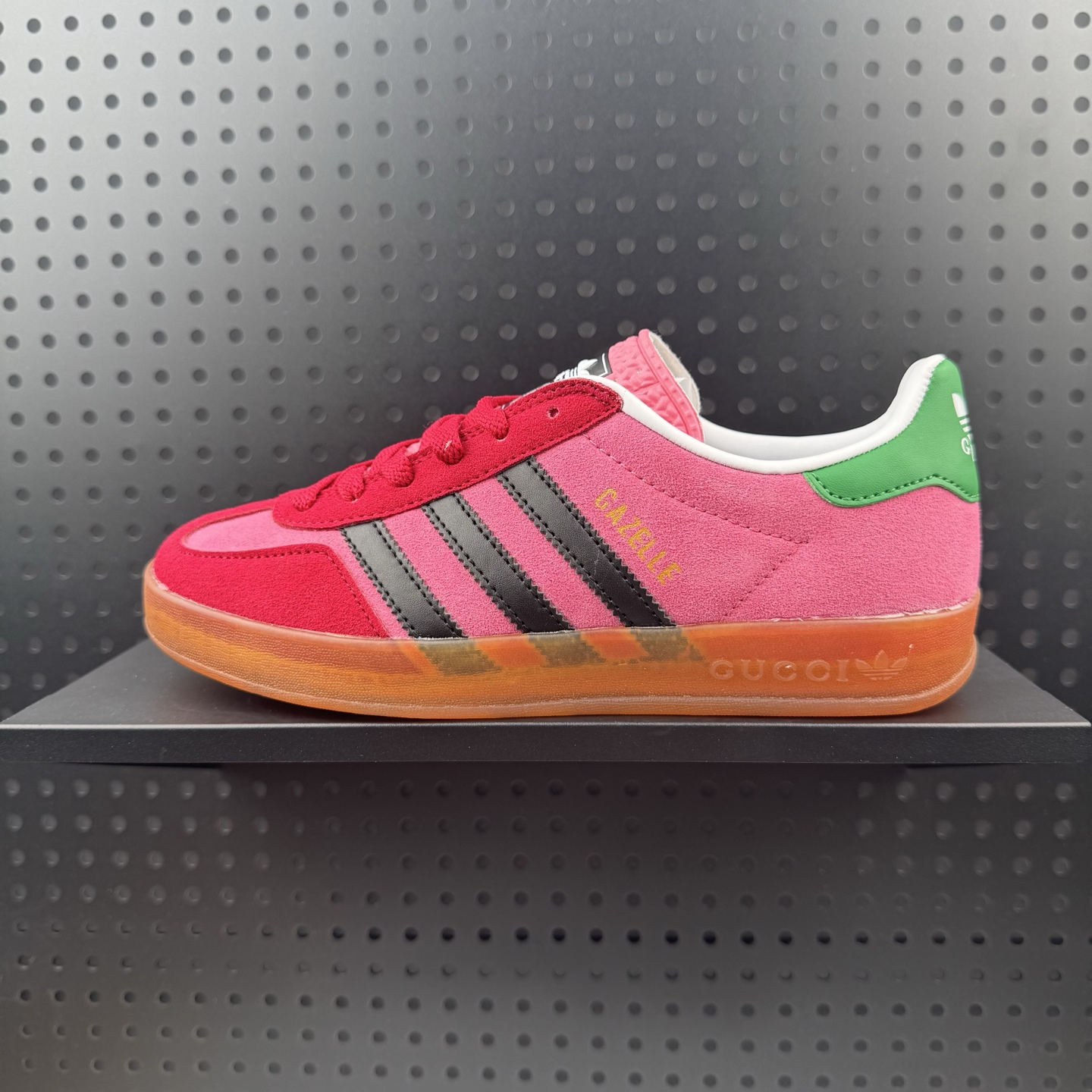 💰100
✅Adidas x GUCCI 重磅联名 三叶草logo与标志性三条杆为设计元素 将其与独属于的GUCCI 双方选择adidas originals经典鞋型 Gazalle为蓝本，生胶鞋底搭载三叶草和GUCCI logo，蟒蛇纹、绒面、麂皮等材质纹理覆盖在鞋面上，将奢华复古与运动风相结合却不显违和感。三条杆的德训鞋今年也是要继续走俏
货号：707864 9STU0 5960
码数：36 36.5 37.5 38.5 39 40 40.5 41 42 42.5 43 44 44.5 45(24)