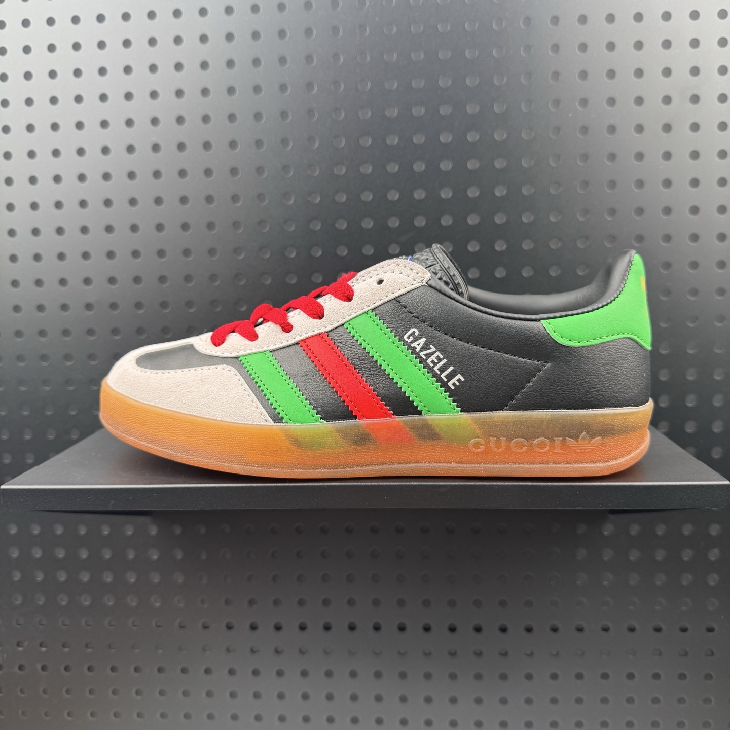 💰100
✅Adidas x GUCCI 重磅联名 三叶草logo与标志性三条杆为设计元素 将其与独属于的GUCCI 双方选择adidas originals经典鞋型 Gazalle为蓝本，生胶鞋底搭载三叶草和GUCCI logo，蟒蛇纹、绒面、麂皮等材质纹理覆盖在鞋面上，将奢华复古与运动风相结合却不显违和感。三条杆的德训鞋今年也是要继续走俏
货号：726487 AAA43 9549
码数：36 36.5 37.5 38.5 39 40 40.5 41 42 42.5 43 44 44.5 45(24)